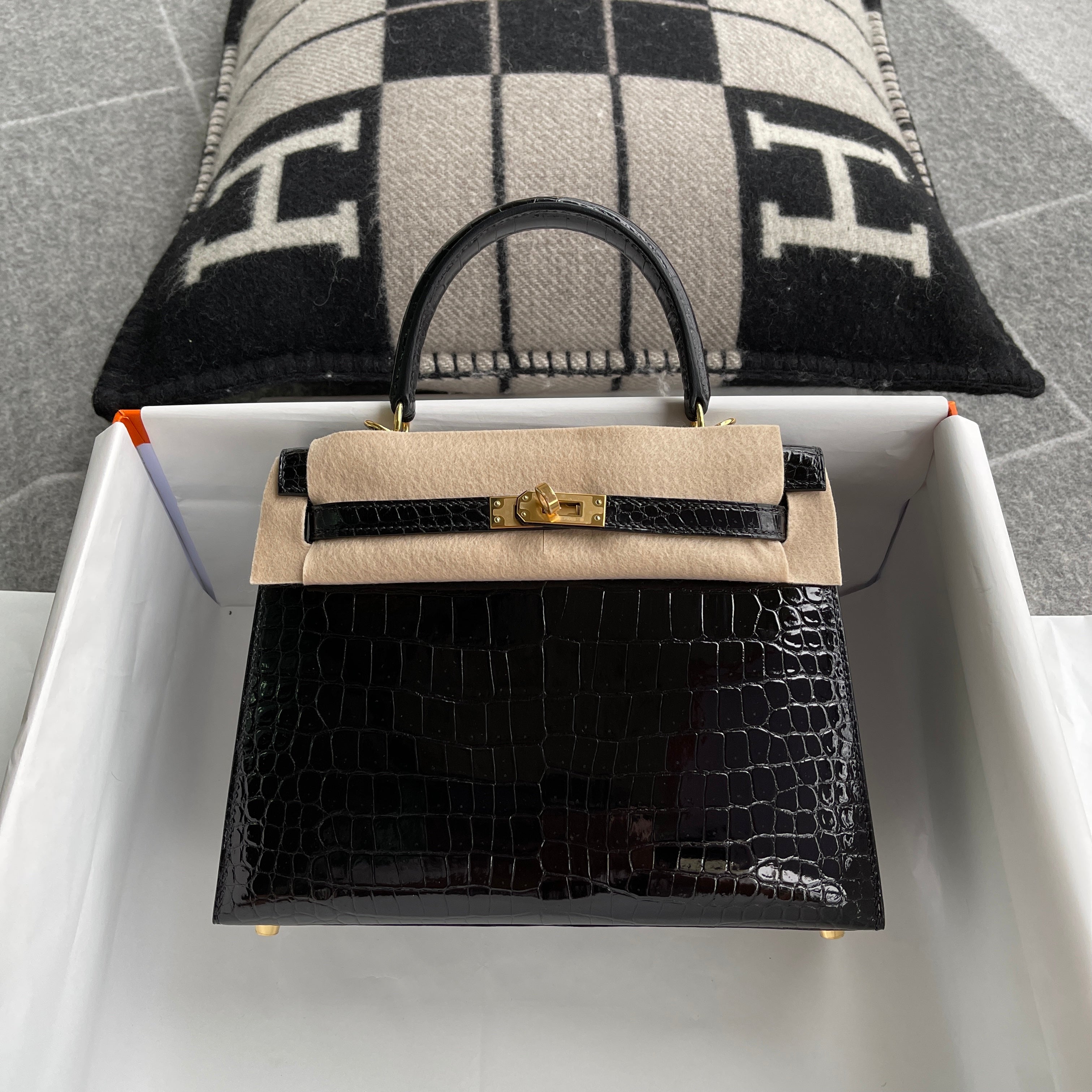KELLY 25 SHINY (LISSE) PROSUS CROCODILE LEATHER NOIR (BLACK) WITH GOLD HARDWARE (GHW)
