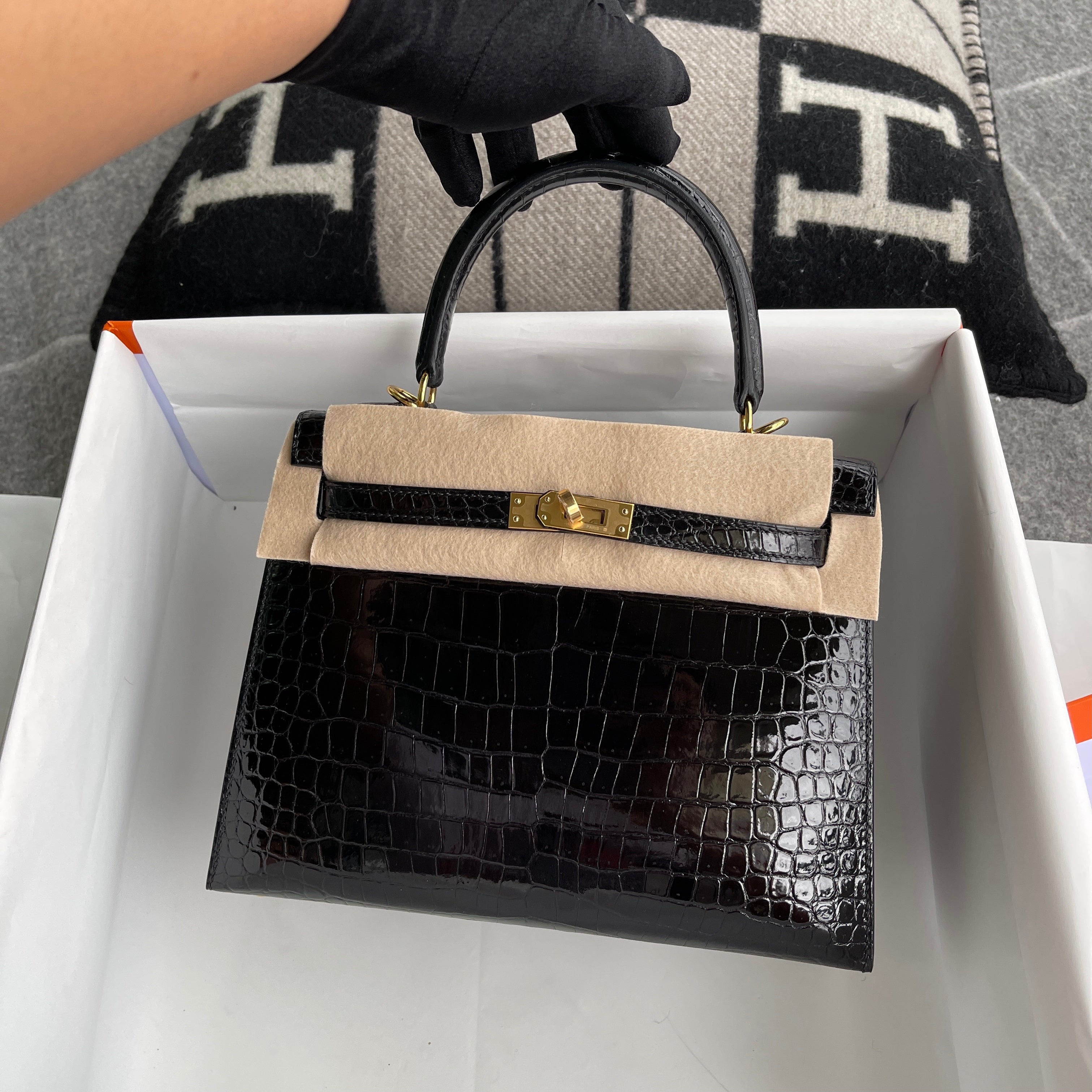 KELLY 25 SHINY (LISSE) PROSUS CROCODILE LEATHER NOIR (BLACK) WITH GOLD HARDWARE (GHW)