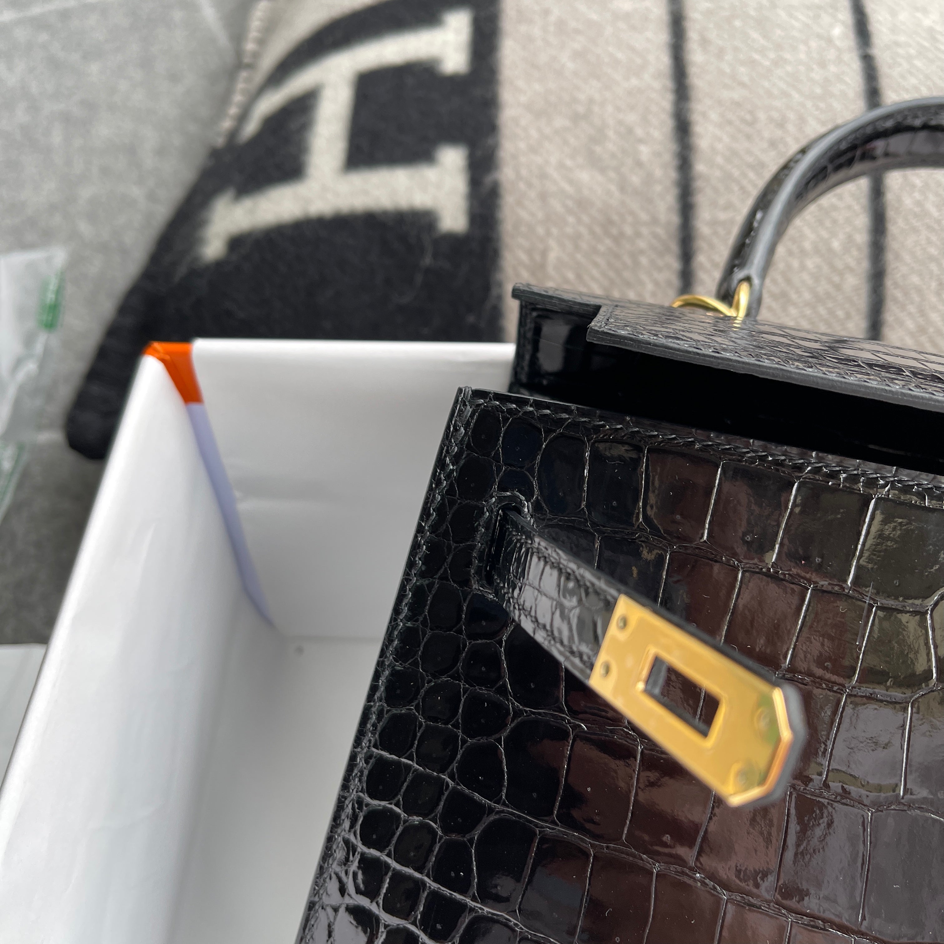 KELLY 25 SHINY (LISSE) PROSUS CROCODILE LEATHER NOIR (BLACK) WITH GOLD HARDWARE (GHW)