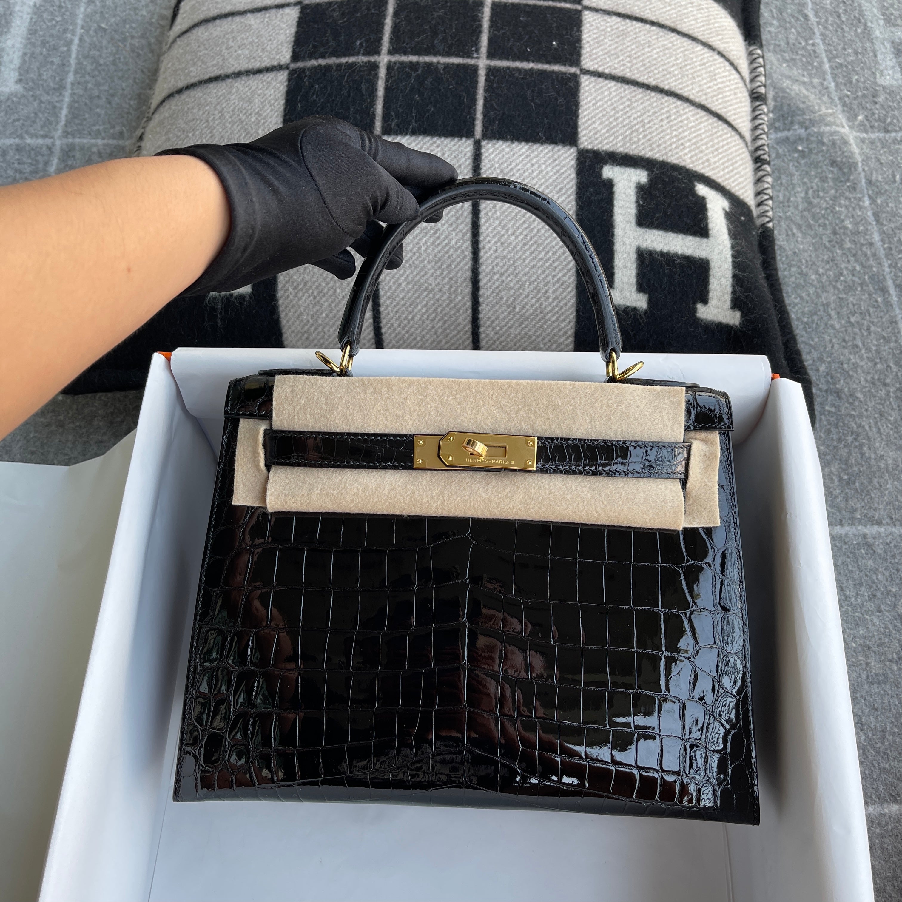 KELLY 28 SHINY (LISSE) NILOTICUS CROCODILE LEATHER NOIR (BLACK) WITH GOLD HARDWARE (GHW)