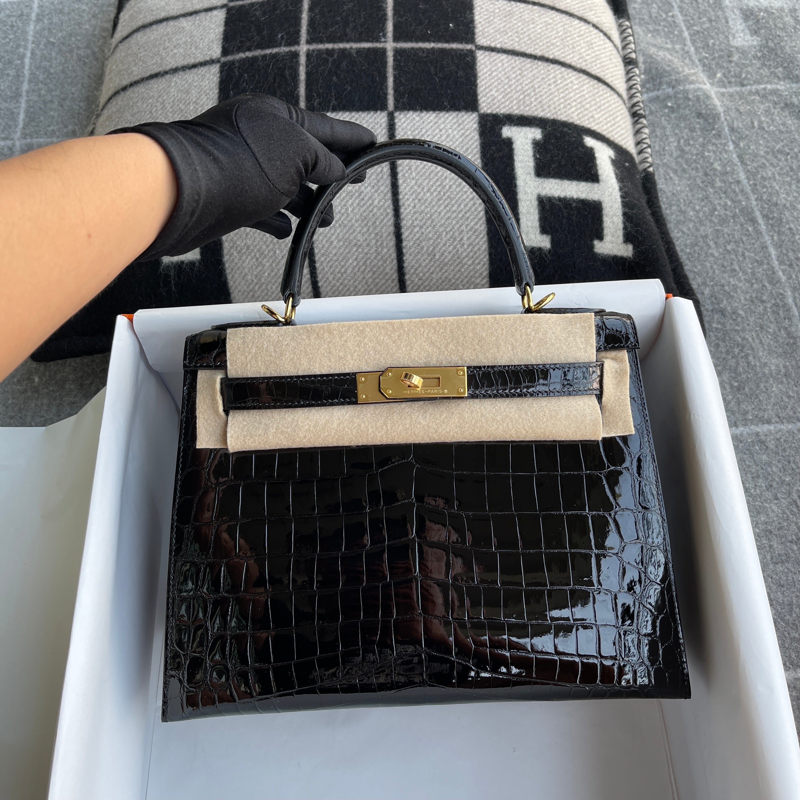 KELLY 28 SHINY (LISSE) NILOTICUS CROCODILE LEATHER NOIR (BLACK) WITH GOLD HARDWARE (GHW)