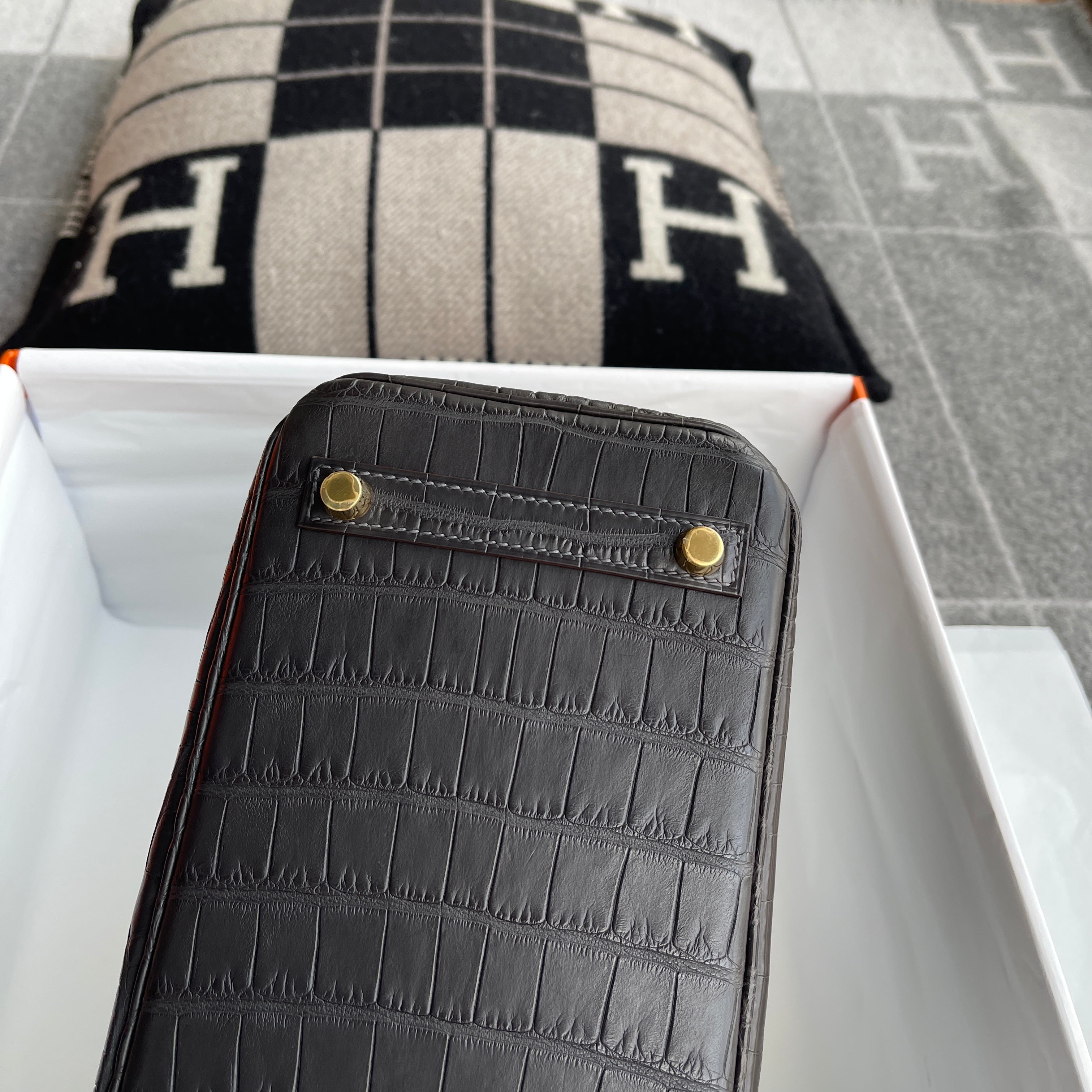 BIRKIN 25 MATTE MISSISSIPPIENSIS ALLIGATOR LEATHER NOIR (BLACK) WITH GOLD HARDWARE (GHW)