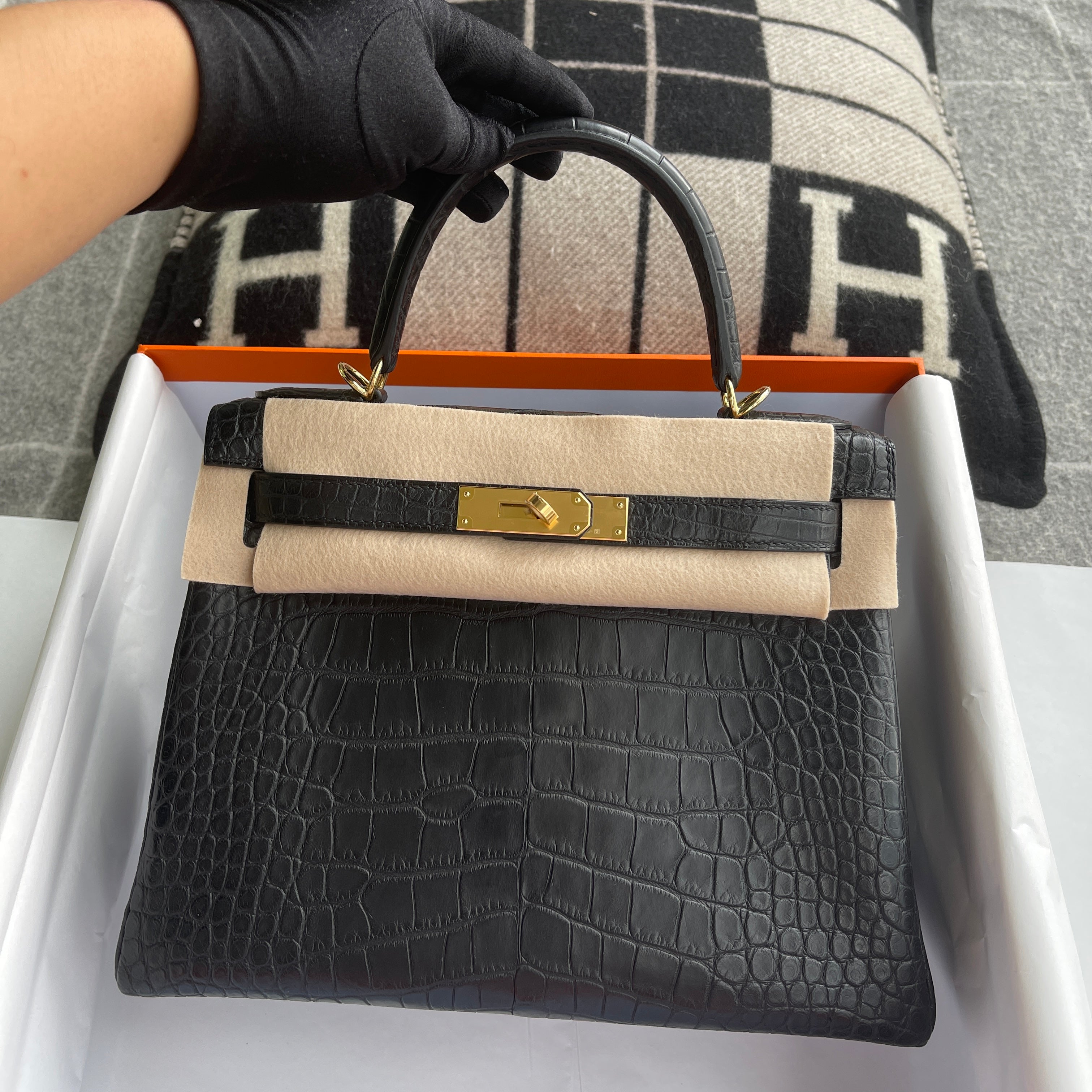 KELLY 28 MATTE MISSISSIPPIENSIS ALLIGATOR LEATHER NOIR (BLACK) WITH GOLD HARDWARE (GHW)