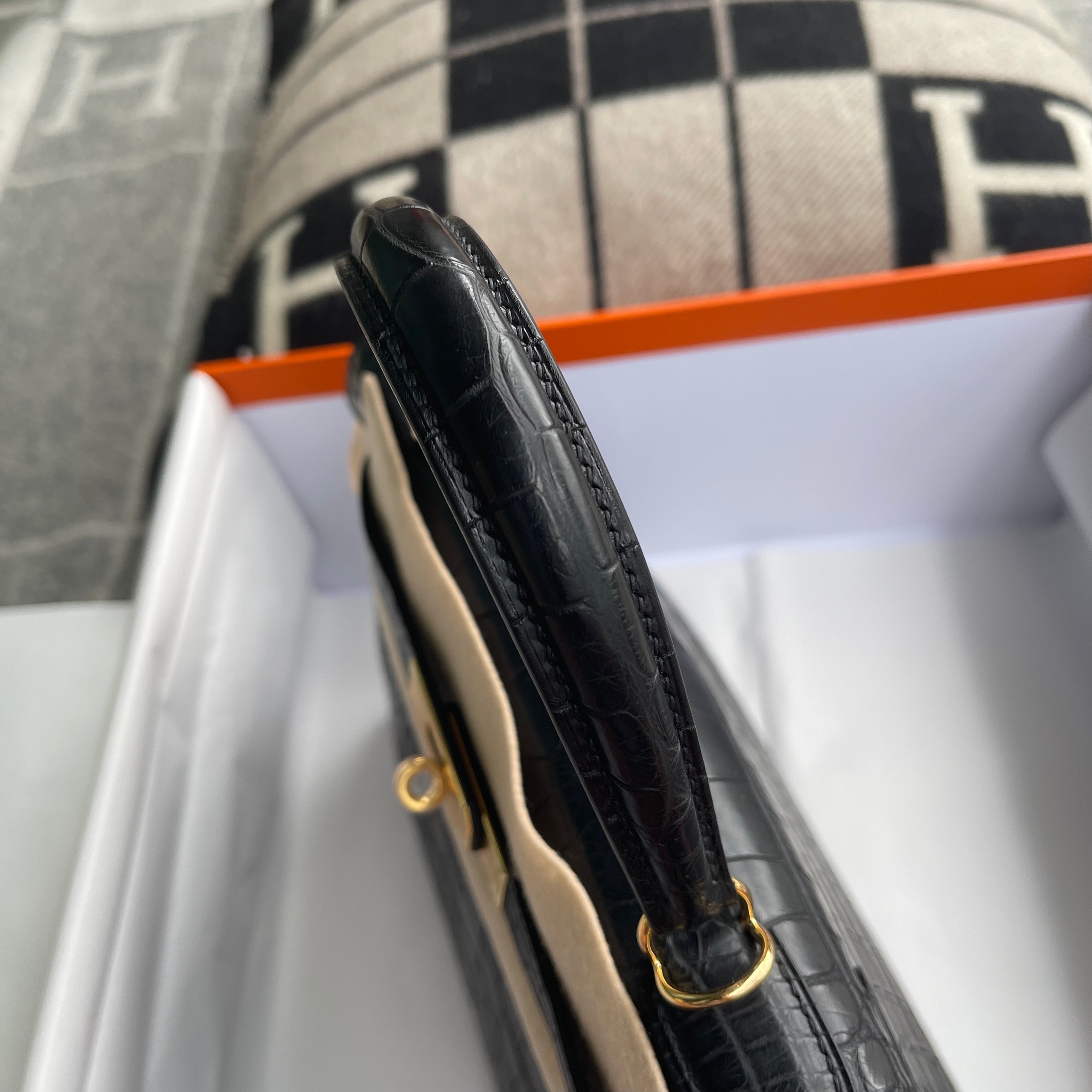 KELLY 28 MATTE MISSISSIPPIENSIS ALLIGATOR LEATHER NOIR (BLACK) WITH GOLD HARDWARE (GHW)