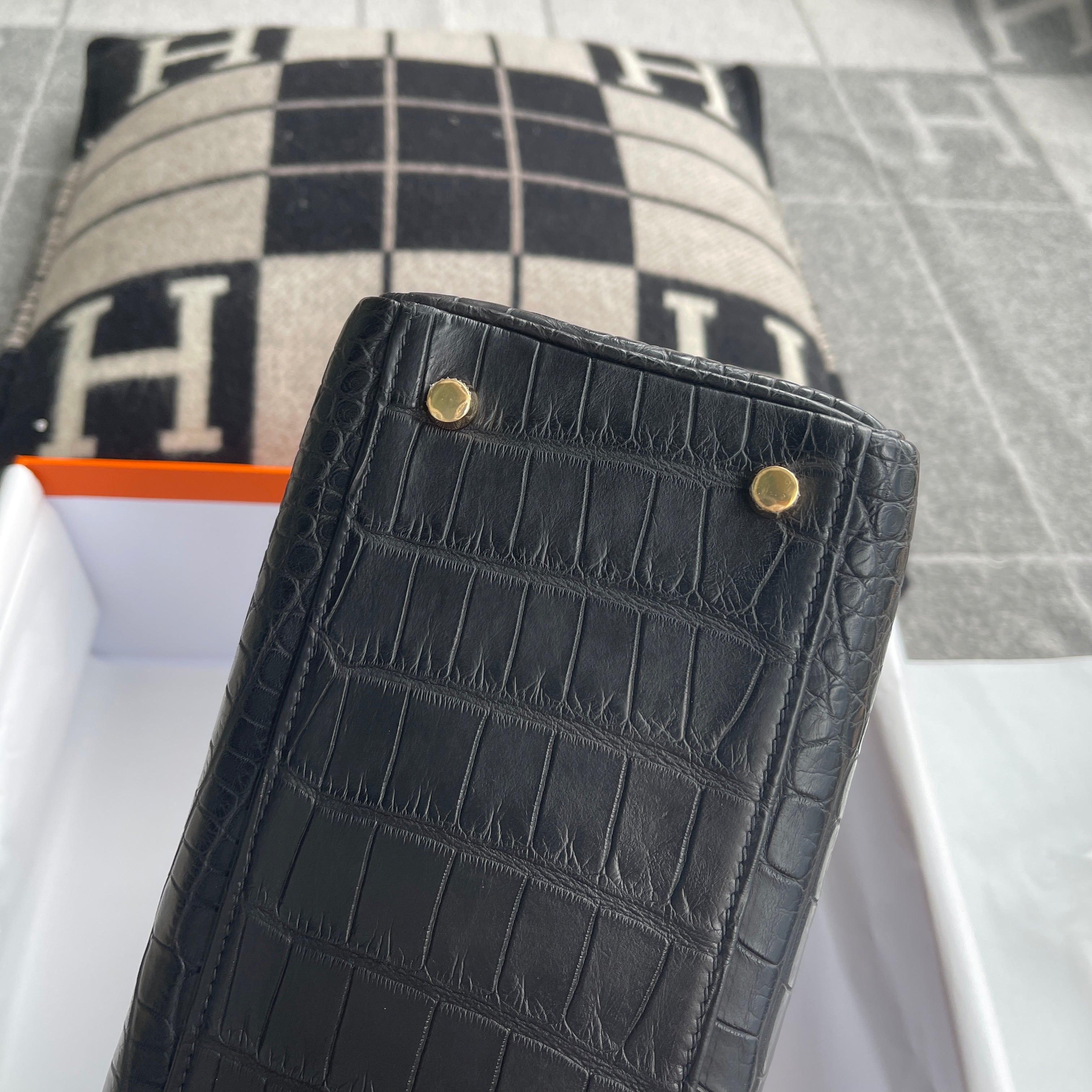 KELLY 28 MATTE MISSISSIPPIENSIS ALLIGATOR LEATHER NOIR (BLACK) WITH GOLD HARDWARE (GHW)