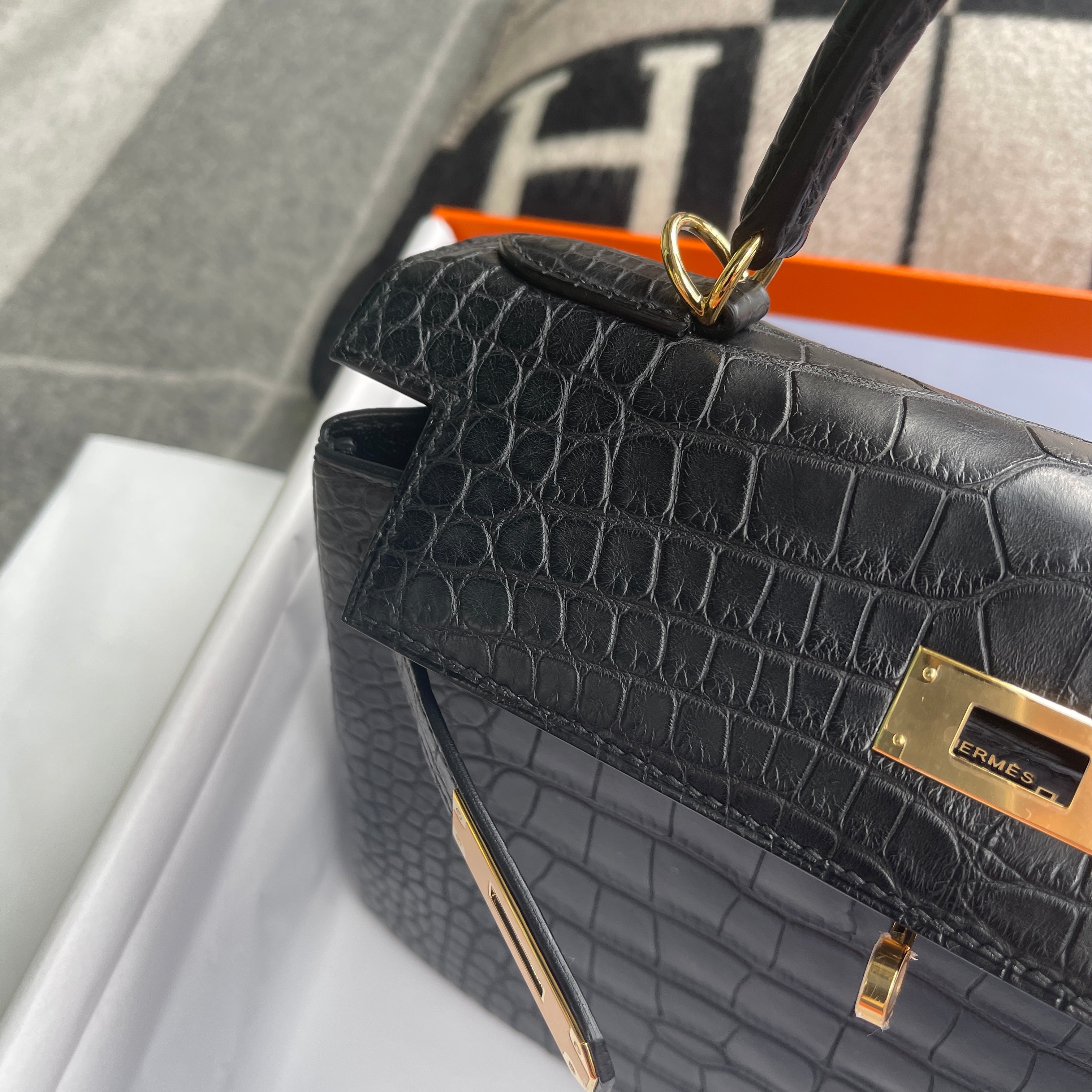 KELLY 28 MATTE MISSISSIPPIENSIS ALLIGATOR LEATHER NOIR (BLACK) WITH GOLD HARDWARE (GHW)