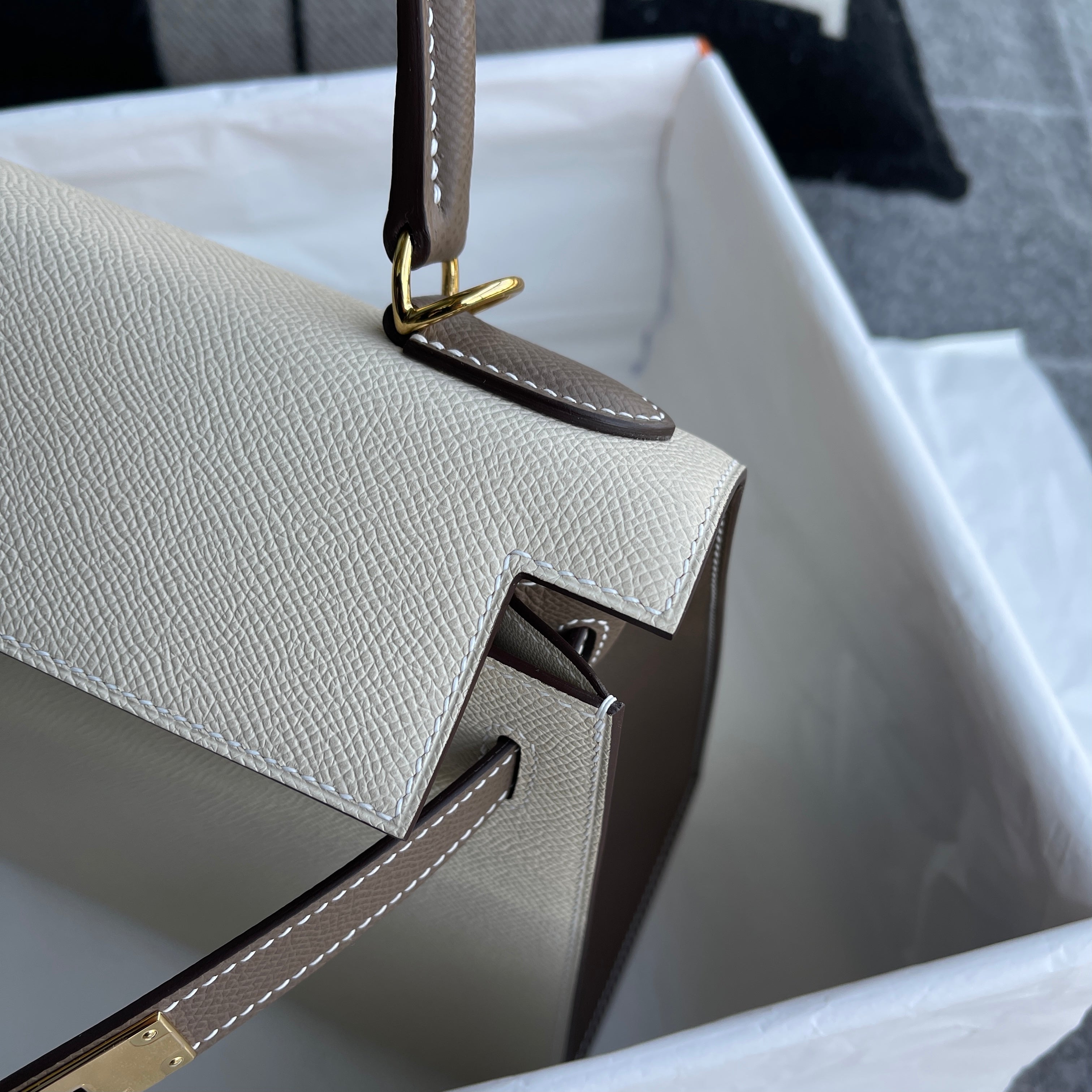 KELLY 28 EPSOM LEATHER HORSESHOE STAMP (HSS) BI-COLOR CRAIE & ETOUPE WITH GOLD HARDWARE (GHW)