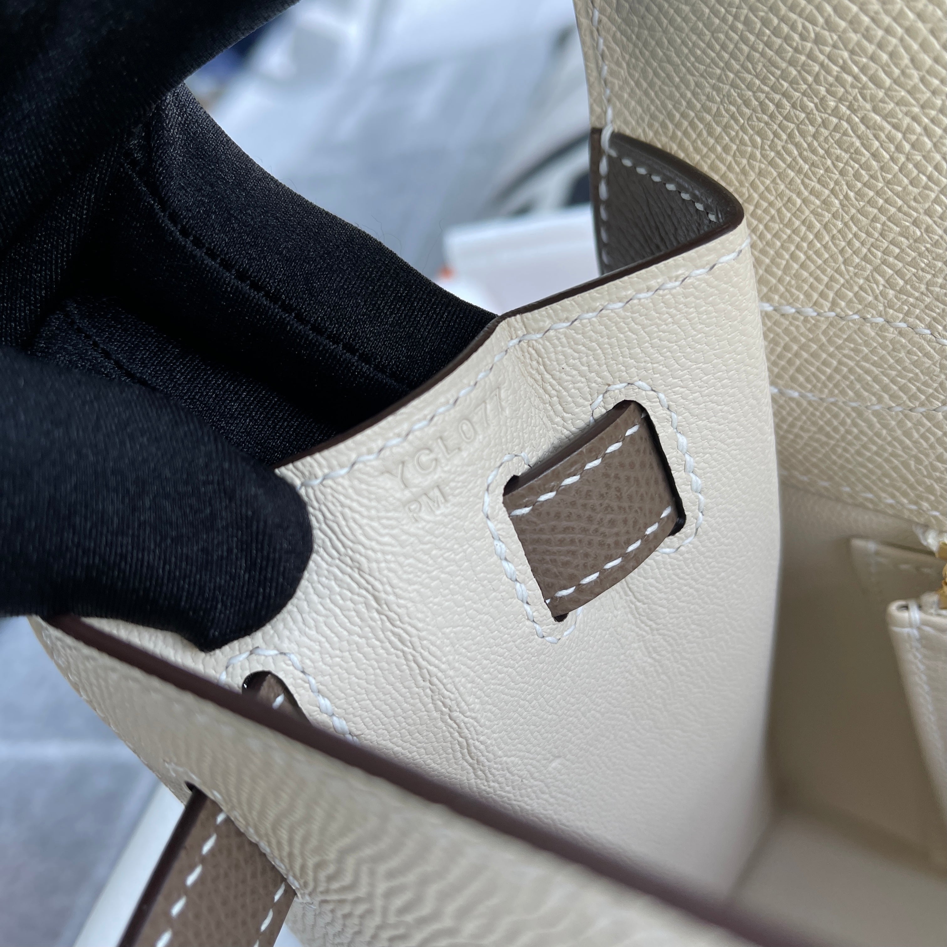 KELLY 28 EPSOM LEATHER HORSESHOE STAMP (HSS) BI-COLOR CRAIE & ETOUPE WITH GOLD HARDWARE (GHW)