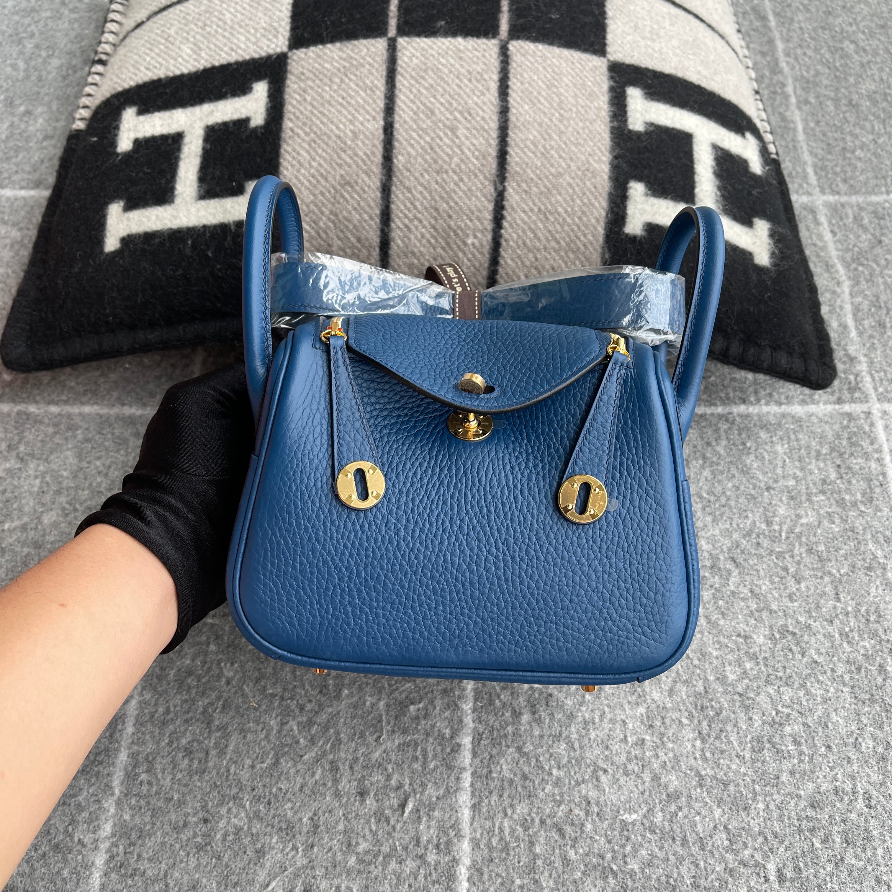 MINI LINDY 20 CLEMENCE LEATHER DEEP BLUE WITH GOLD HARDWARE (GHW)