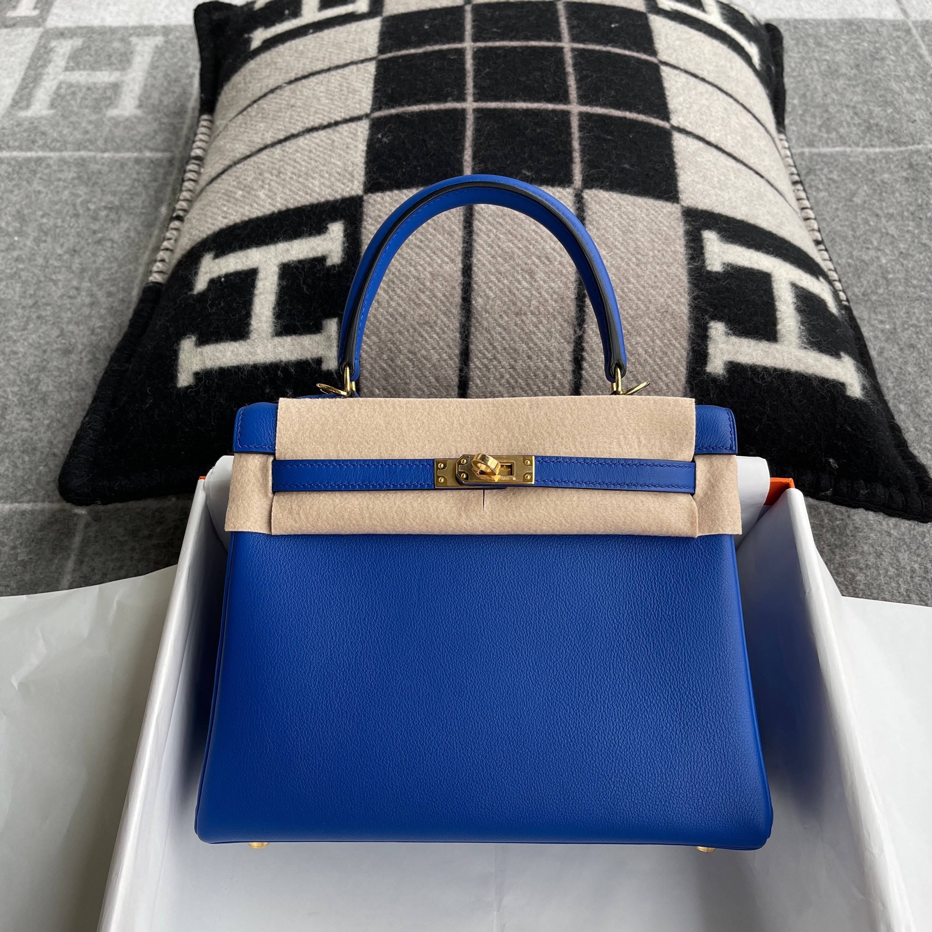 KELLY 25 SWIFT LEATHER BLEU ELECTRIQUE WITH GOLD HARDWARE (GHW)