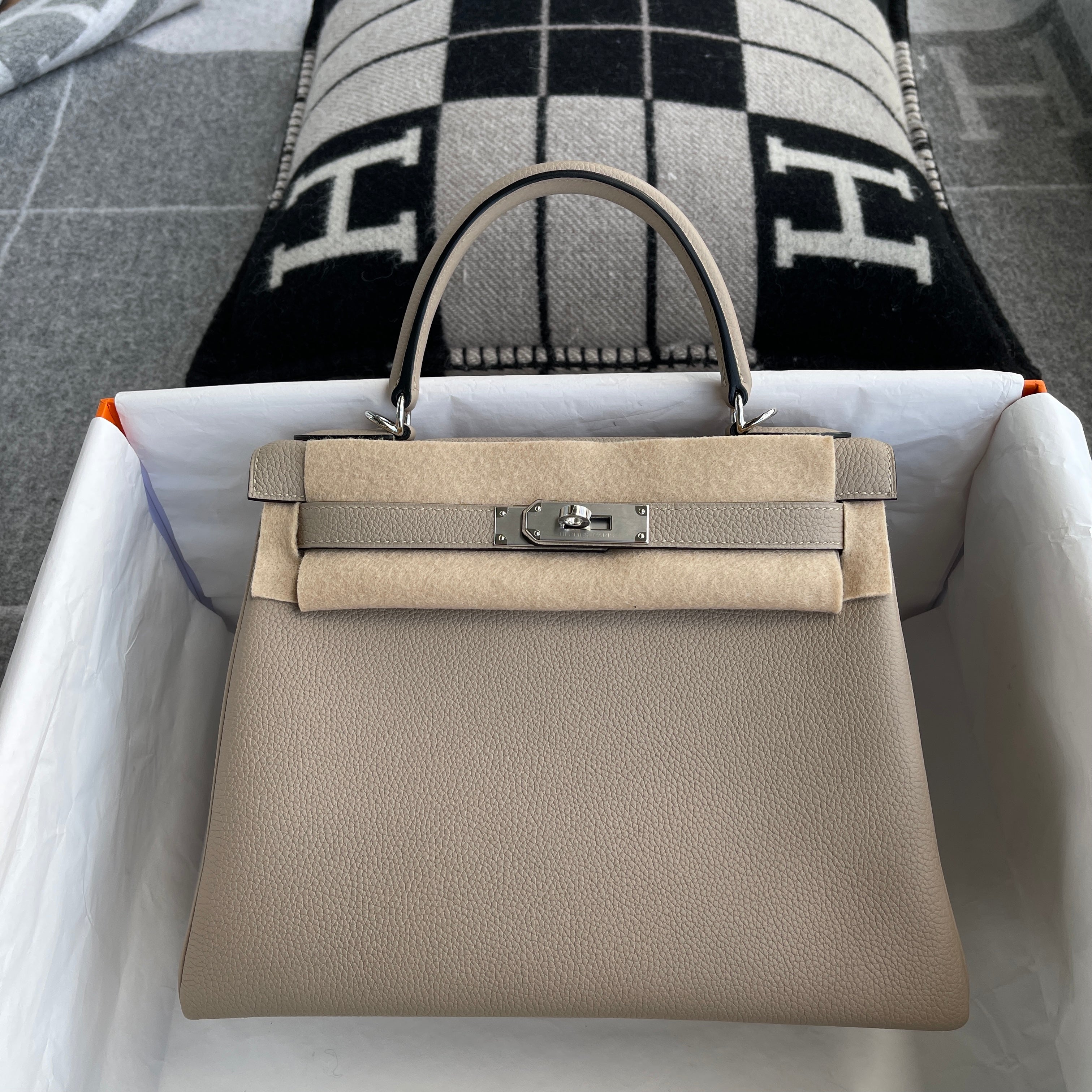 KELLY 28 TOGO LEATHER TRENCH WITH PALLADIUM HARDWARE (PHW)