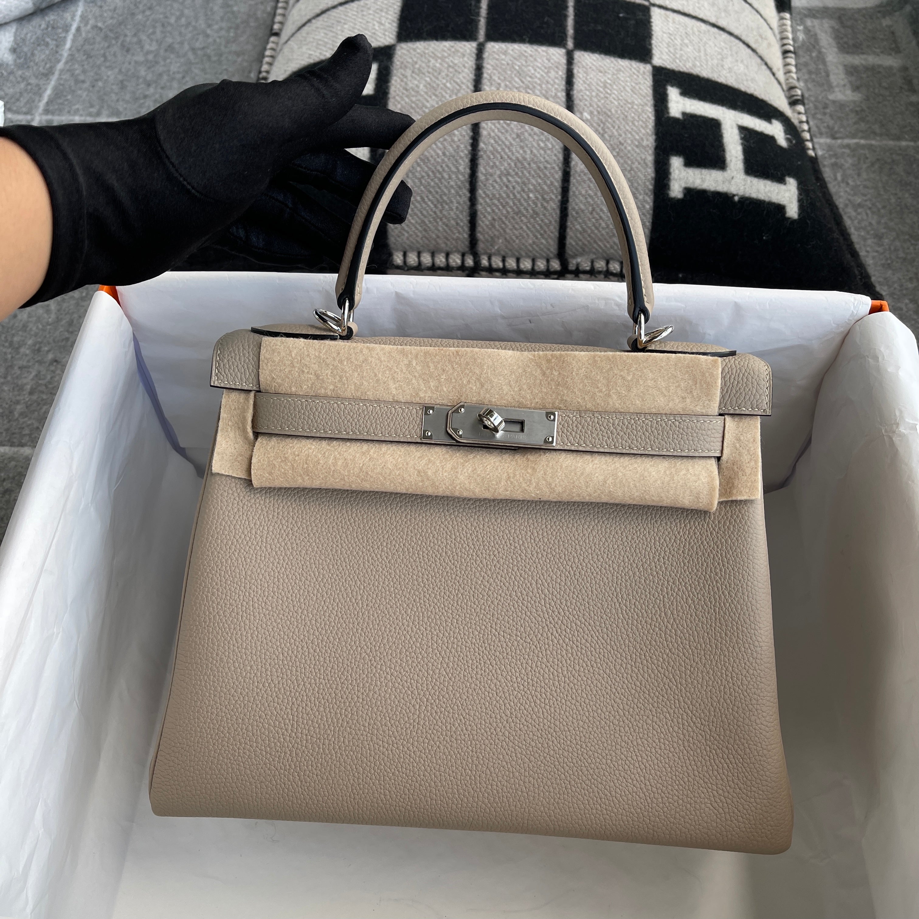 KELLY 28 TOGO LEATHER TRENCH WITH PALLADIUM HARDWARE (PHW)