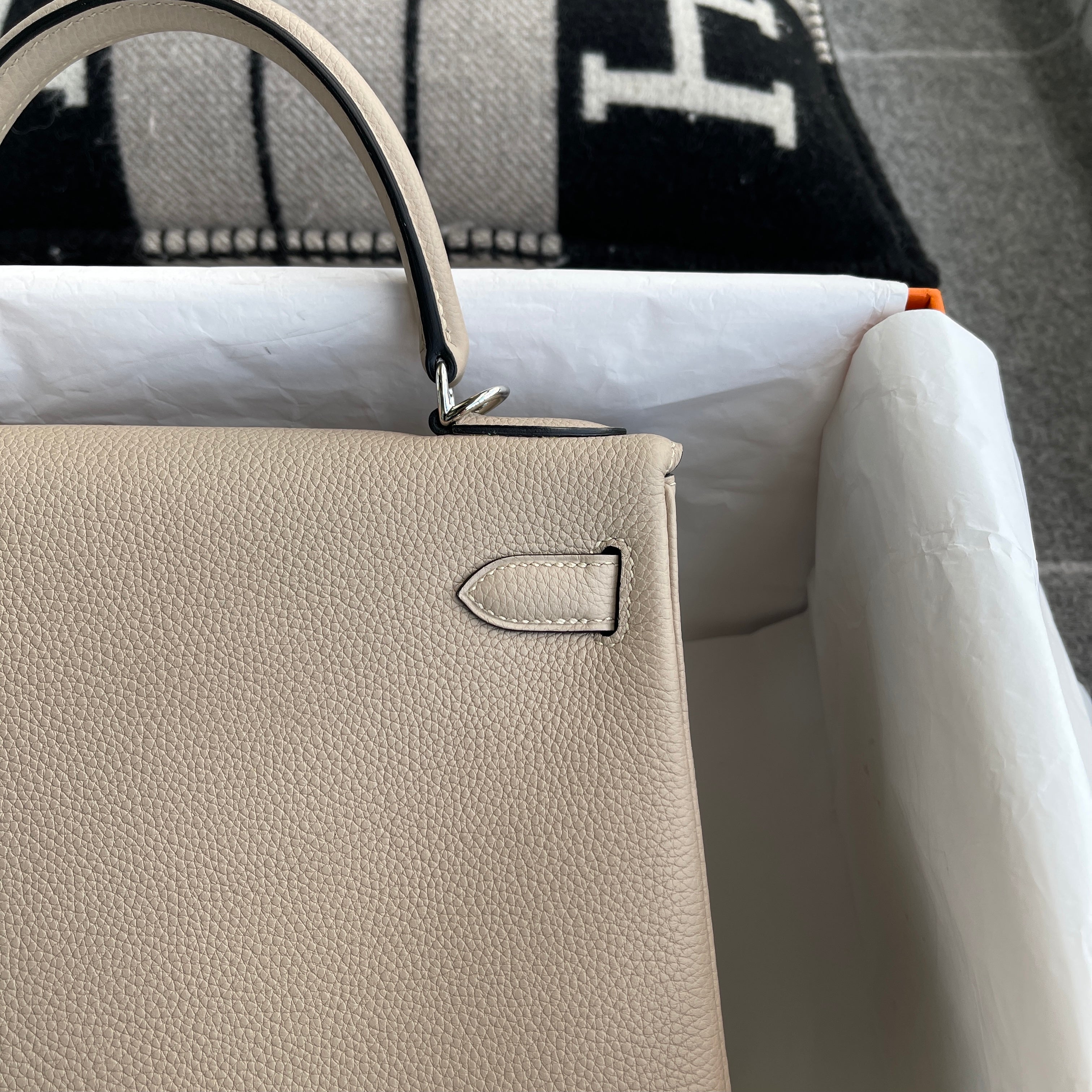 KELLY 28 TOGO LEATHER TRENCH WITH PALLADIUM HARDWARE (PHW)