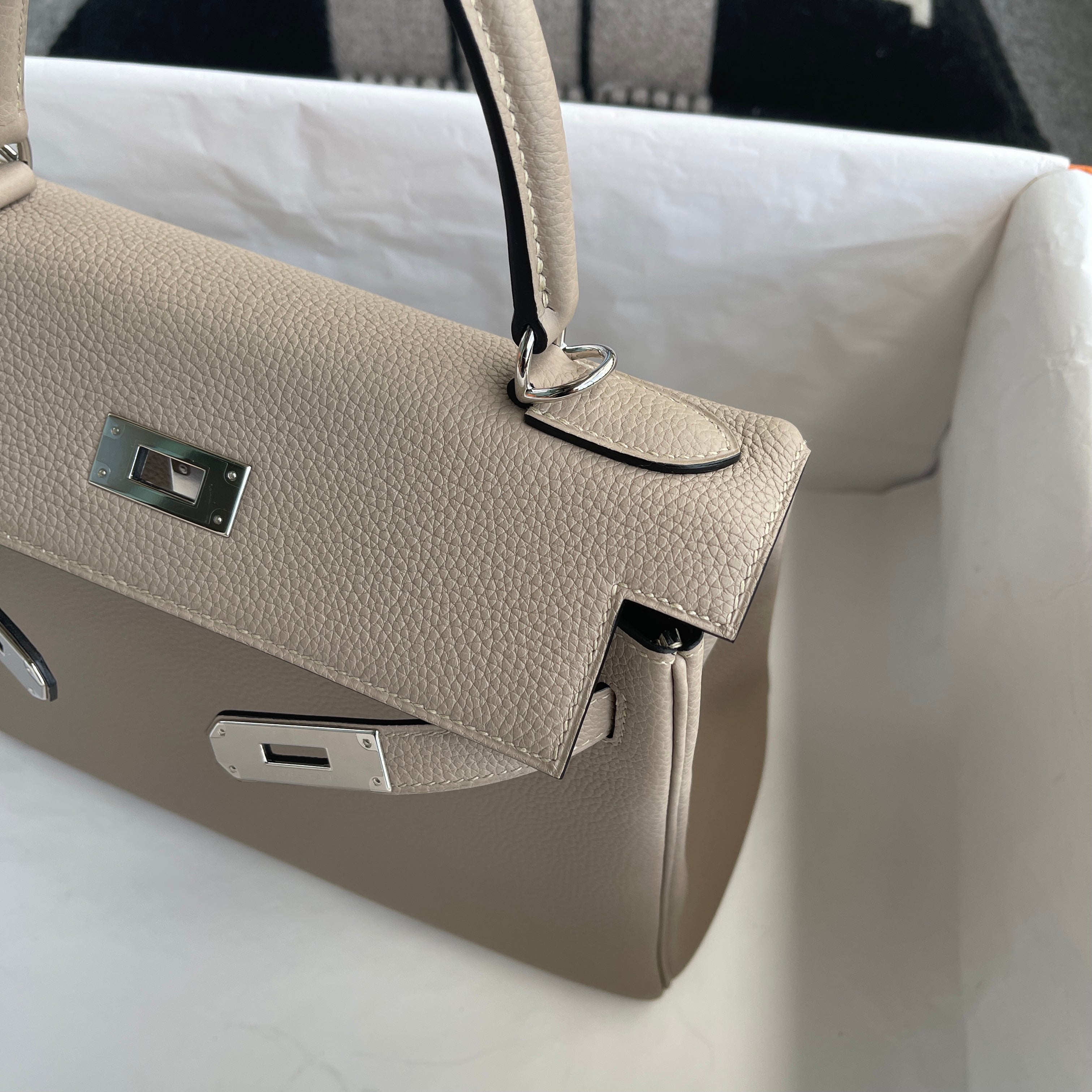 KELLY 28 TOGO LEATHER TRENCH WITH PALLADIUM HARDWARE (PHW)