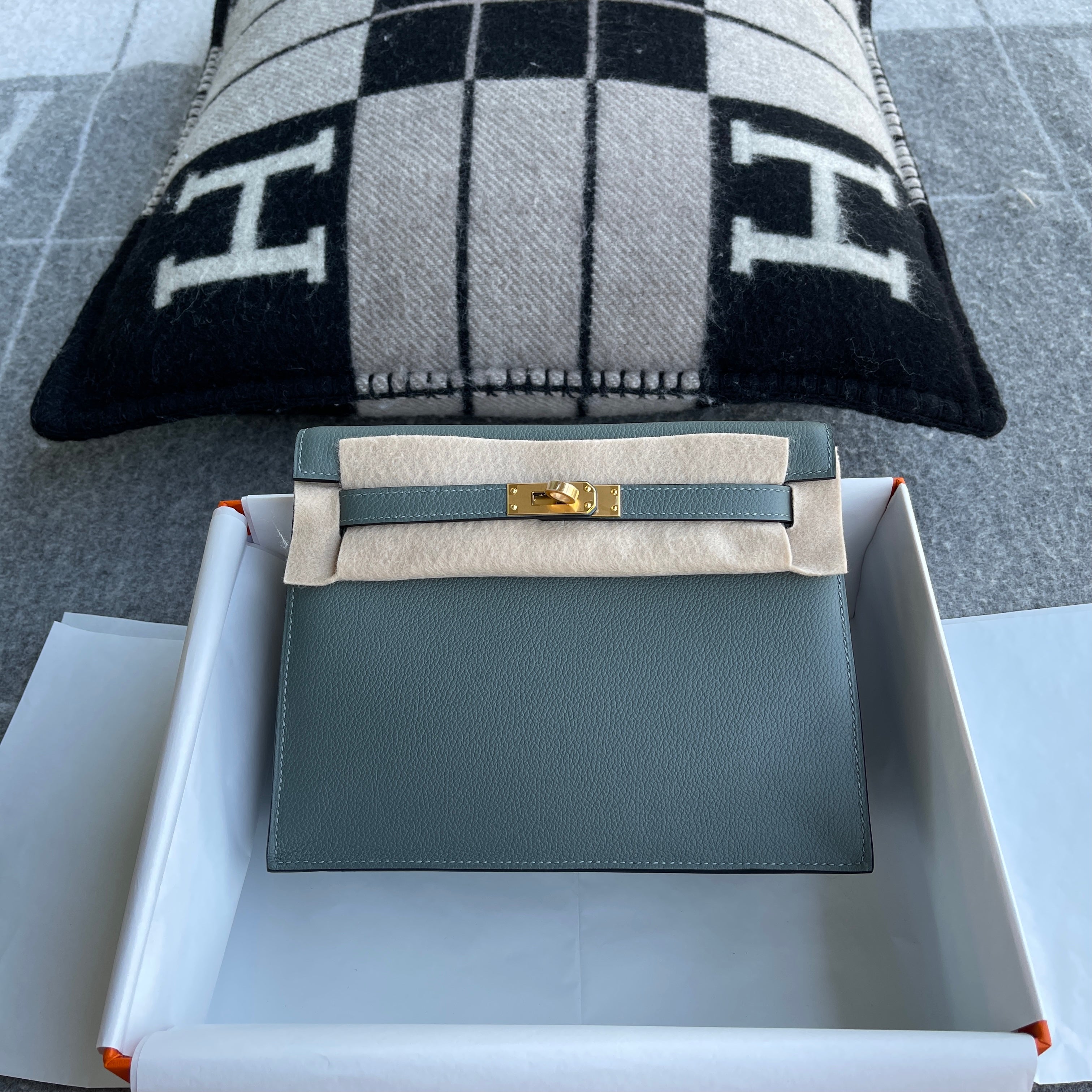 KELLY DANSE EVERCOLOR LEATHER VERT AMANDE WITH GOLD HARDWARE (GHW)