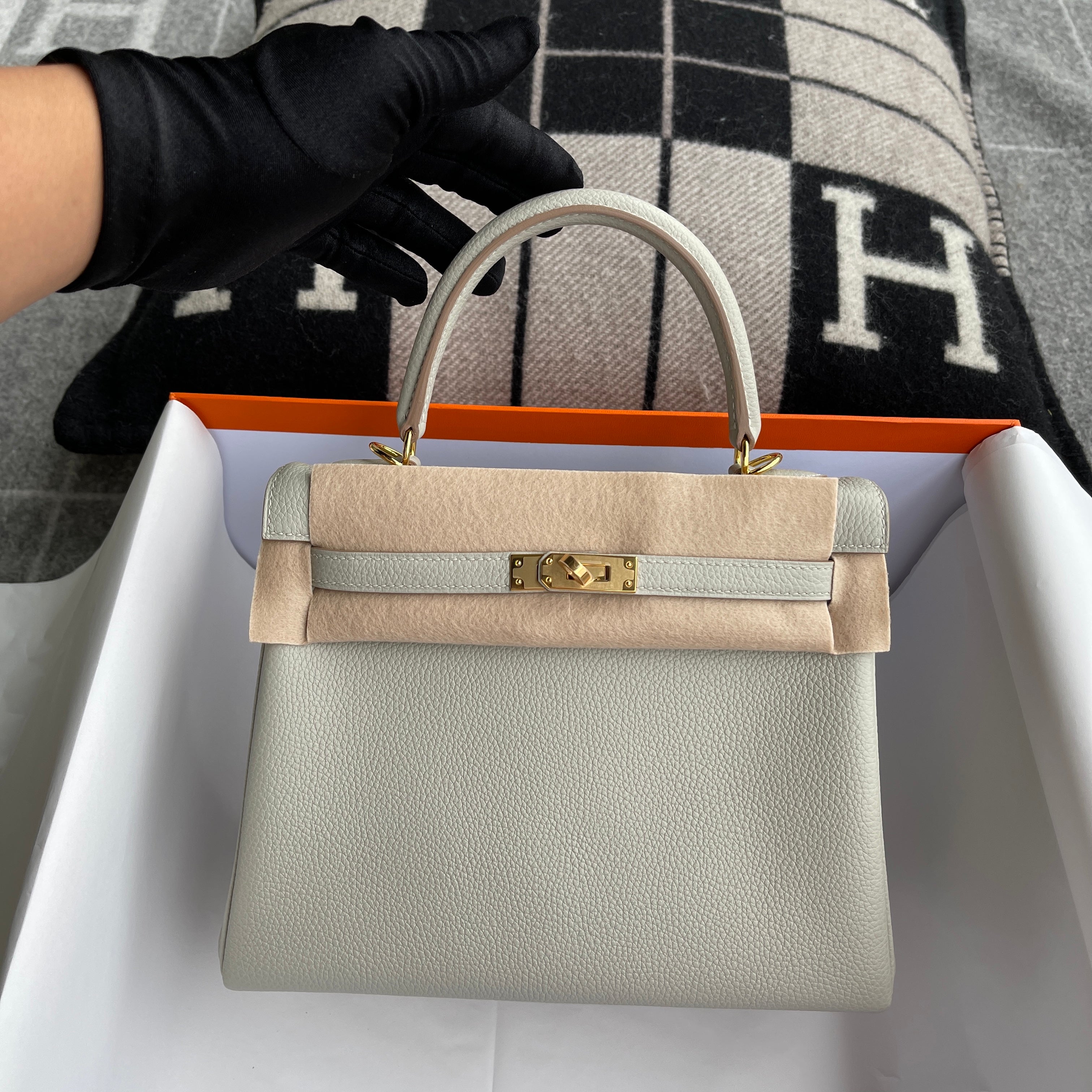 KELLY 25 TOGO LEATHER PEARL GREY WITH GOLD HARDWARE (GHW)