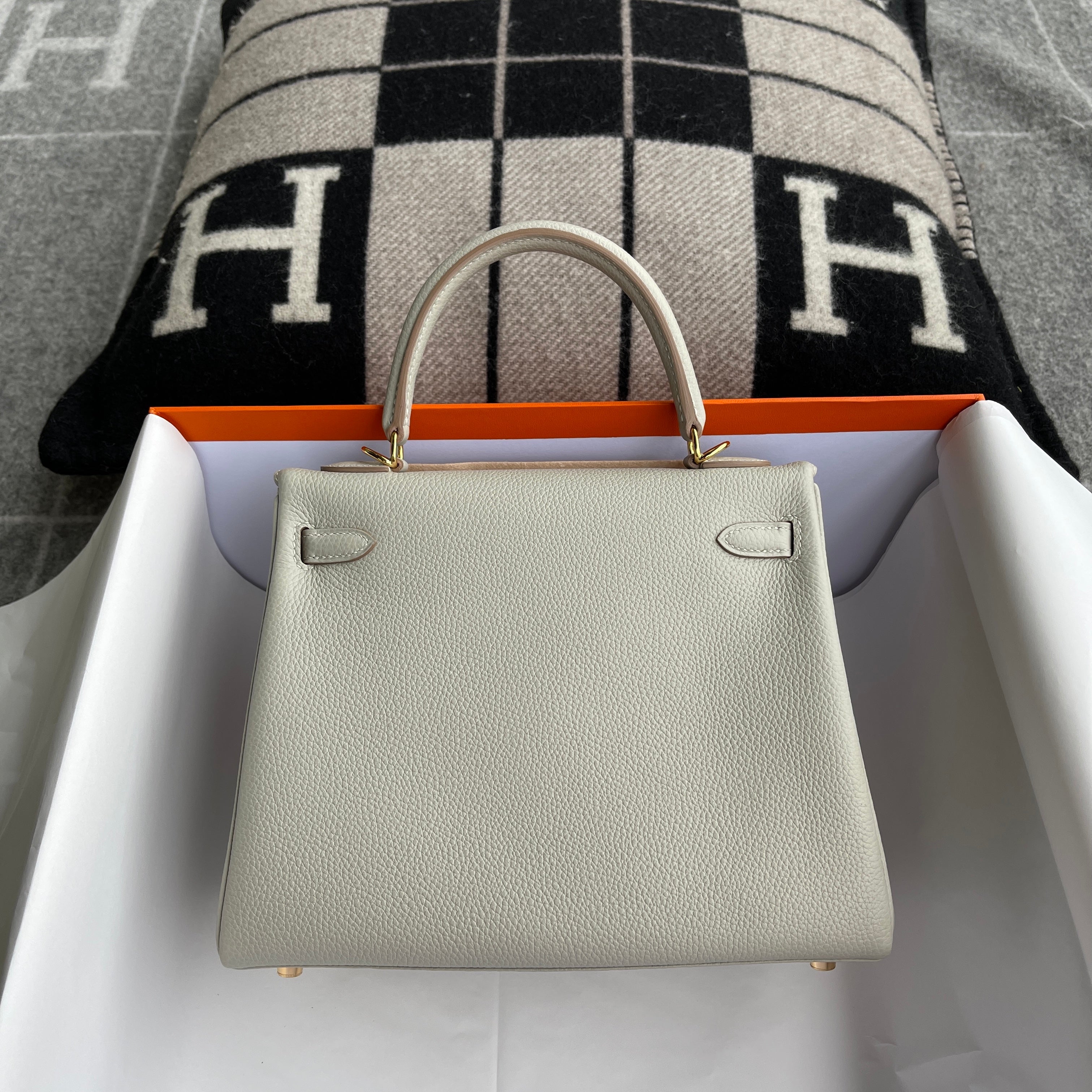 KELLY 25 TOGO LEATHER PEARL GREY WITH GOLD HARDWARE (GHW)