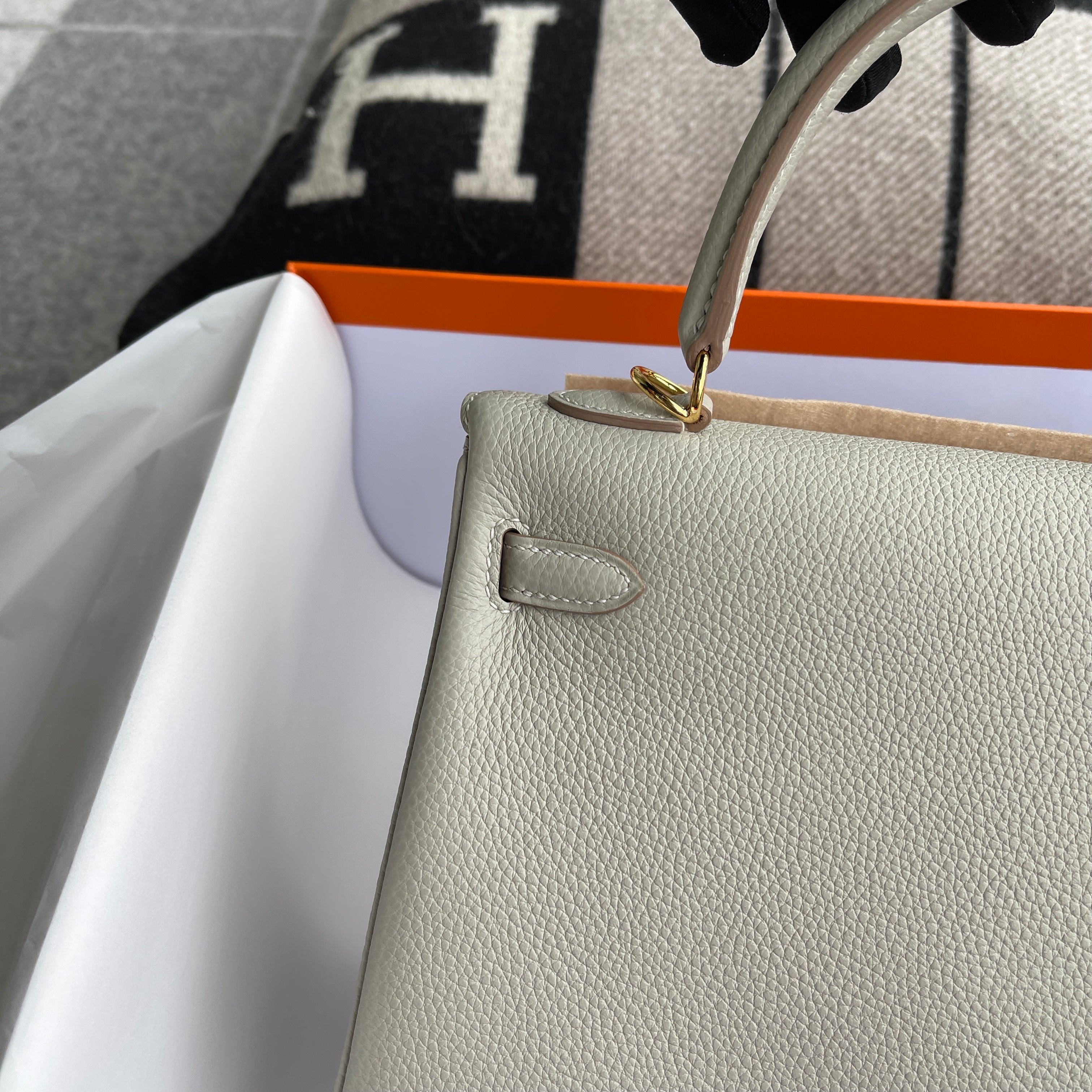 KELLY 25 TOGO LEATHER PEARL GREY WITH GOLD HARDWARE (GHW)