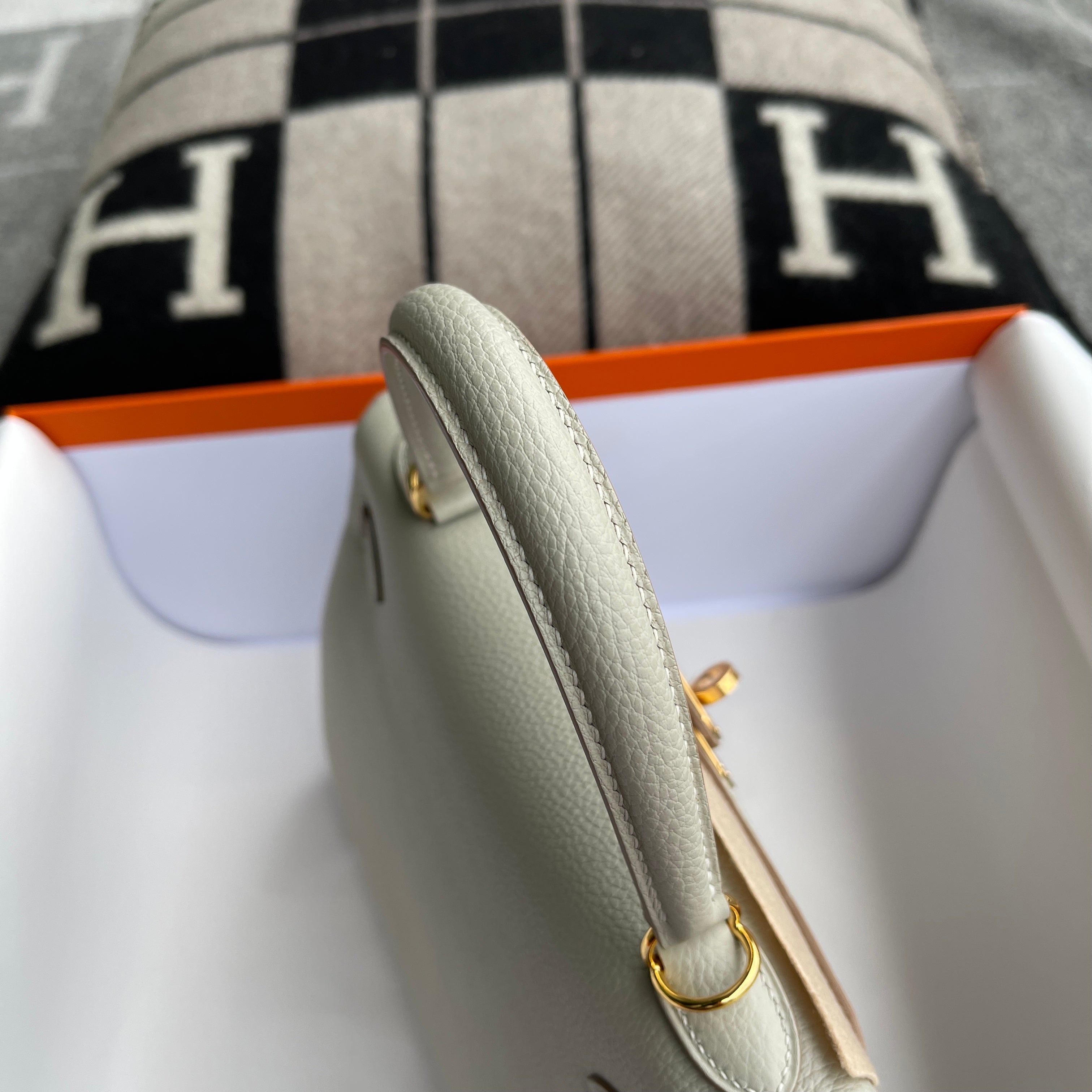 KELLY 25 TOGO LEATHER PEARL GREY WITH GOLD HARDWARE (GHW)