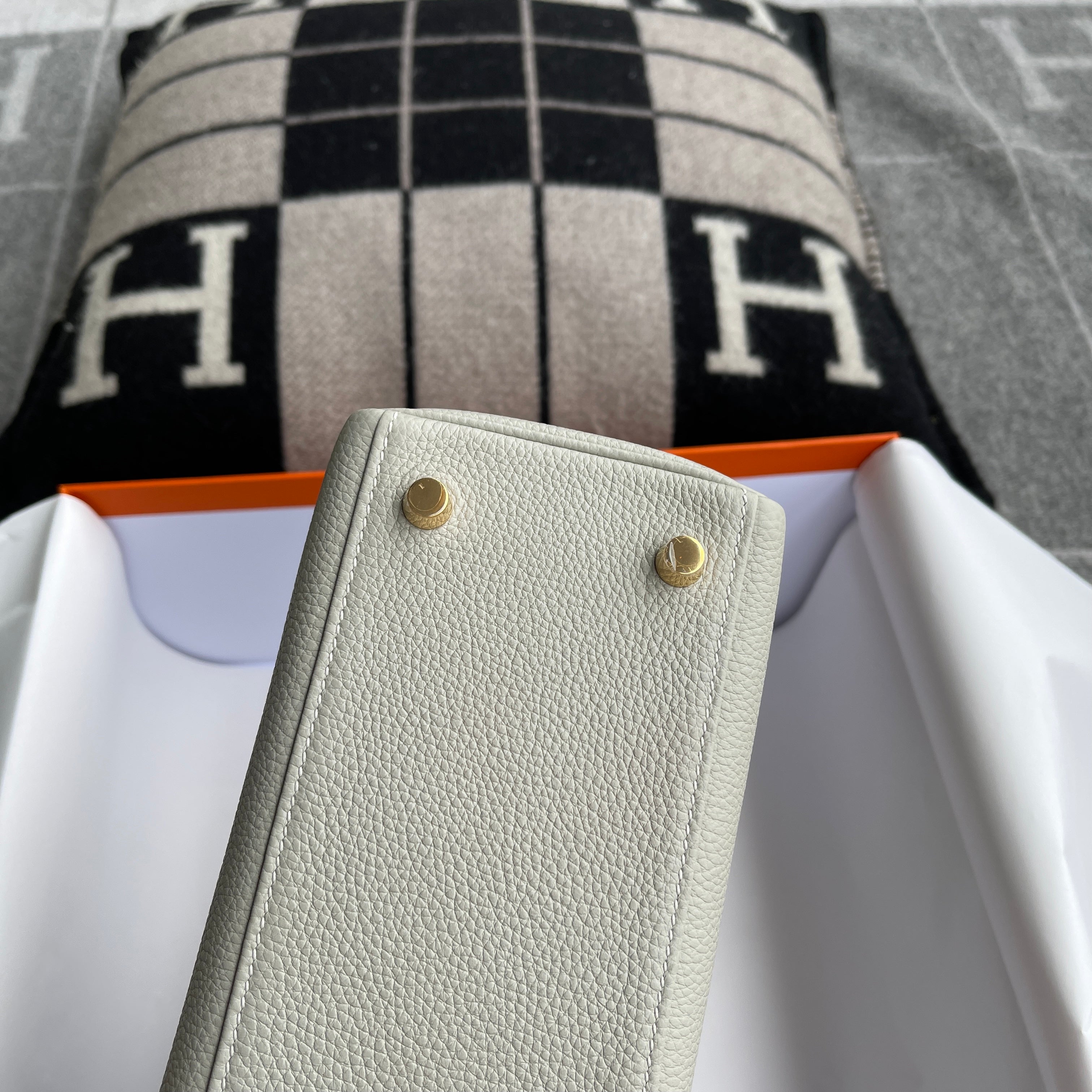 KELLY 25 TOGO LEATHER PEARL GREY WITH GOLD HARDWARE (GHW)