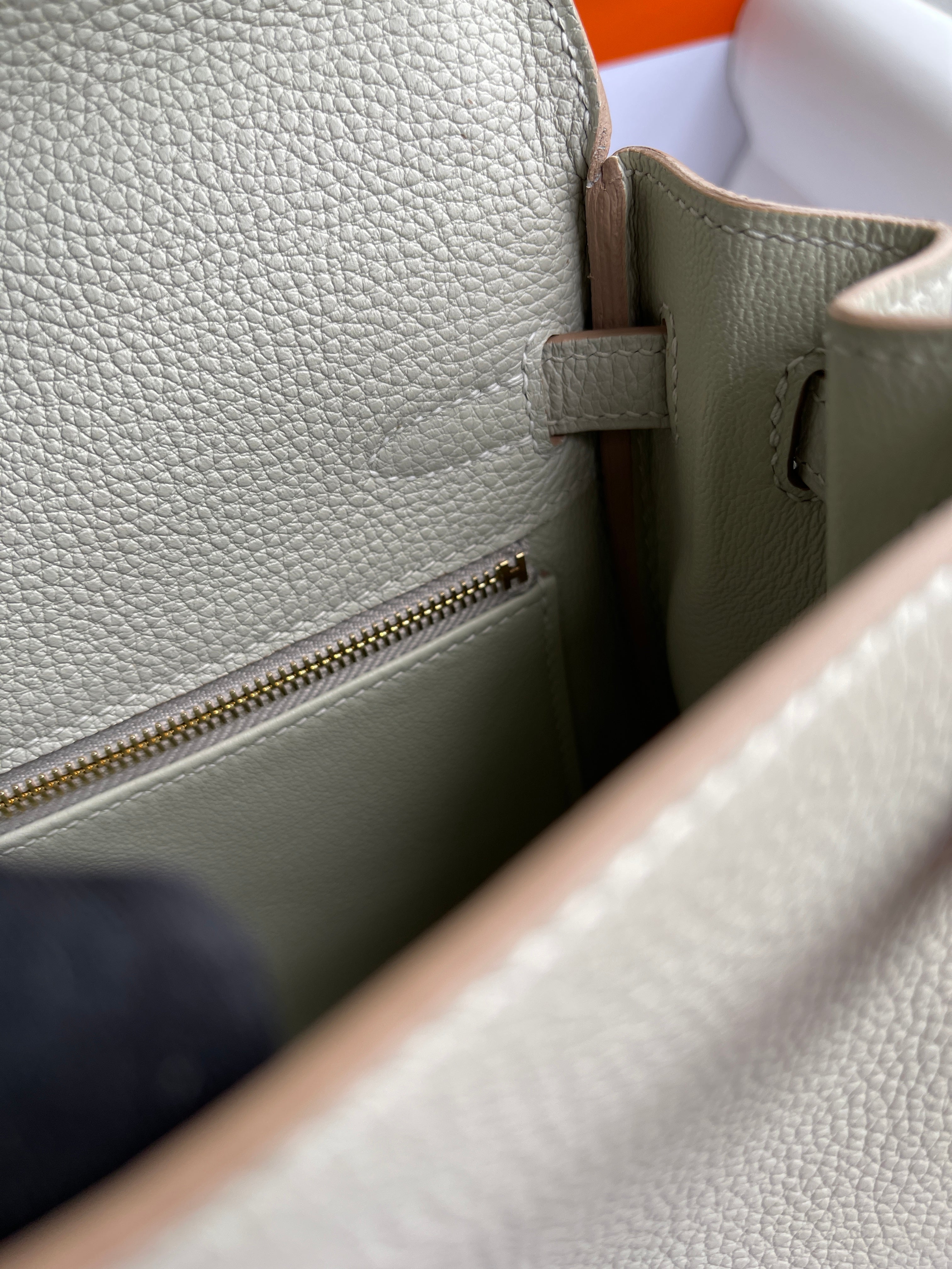 KELLY 25 TOGO LEATHER PEARL GREY WITH GOLD HARDWARE (GHW)