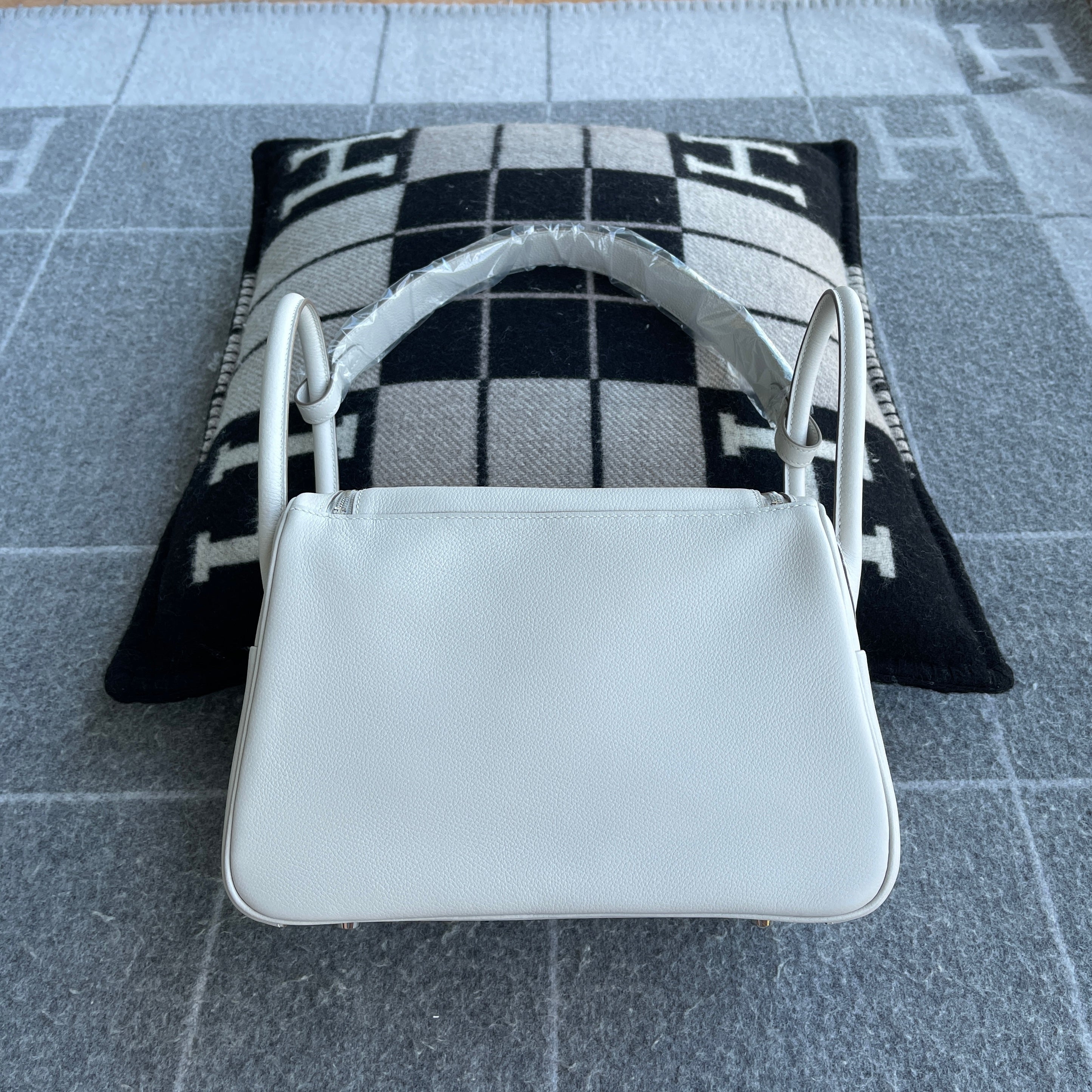 LINDY 26 CLEMENCE LEATHER PEARL GREY WITH PALLADIUM HARDWARE (PHW)