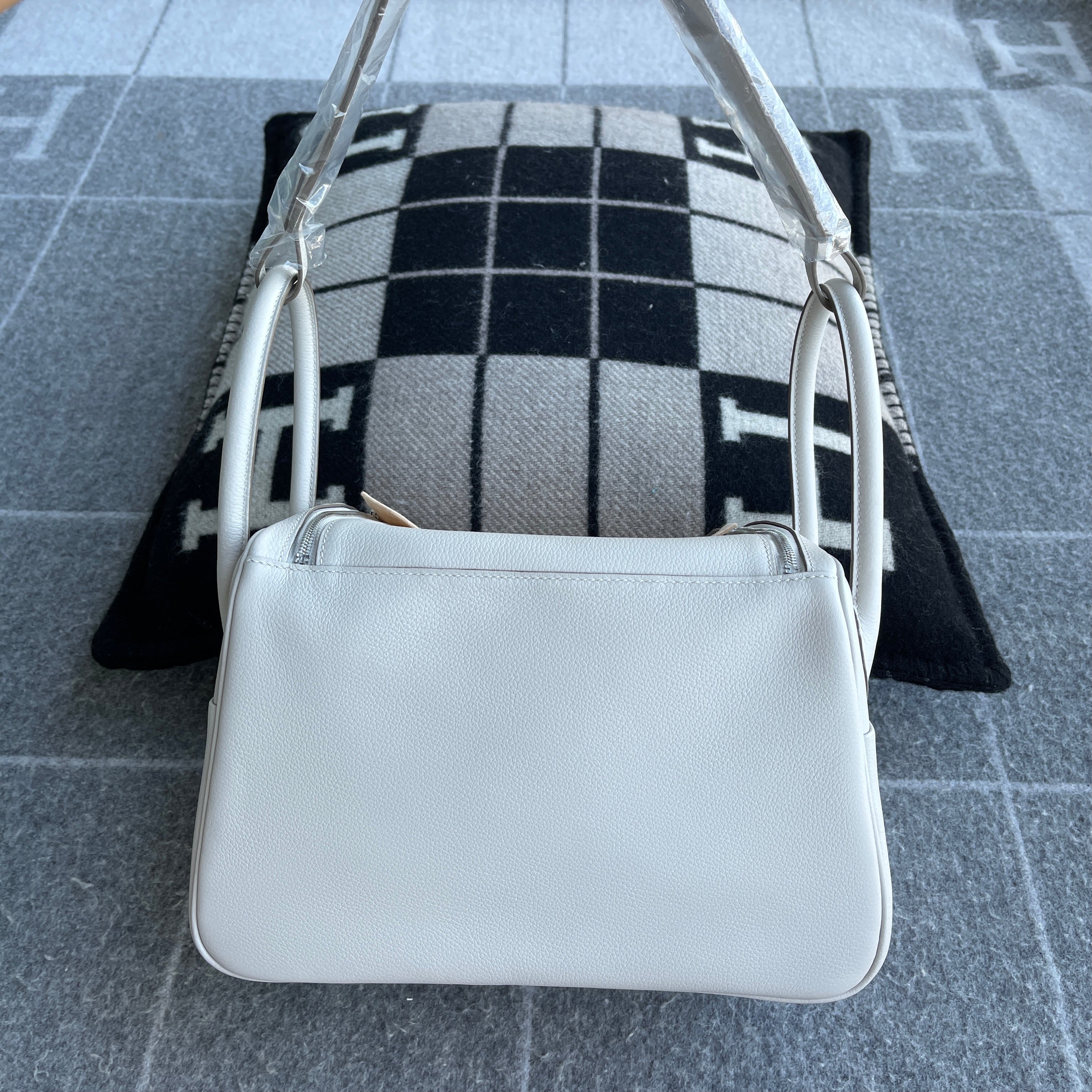 LINDY 26 CLEMENCE LEATHER PEARL GREY WITH PALLADIUM HARDWARE (PHW)
