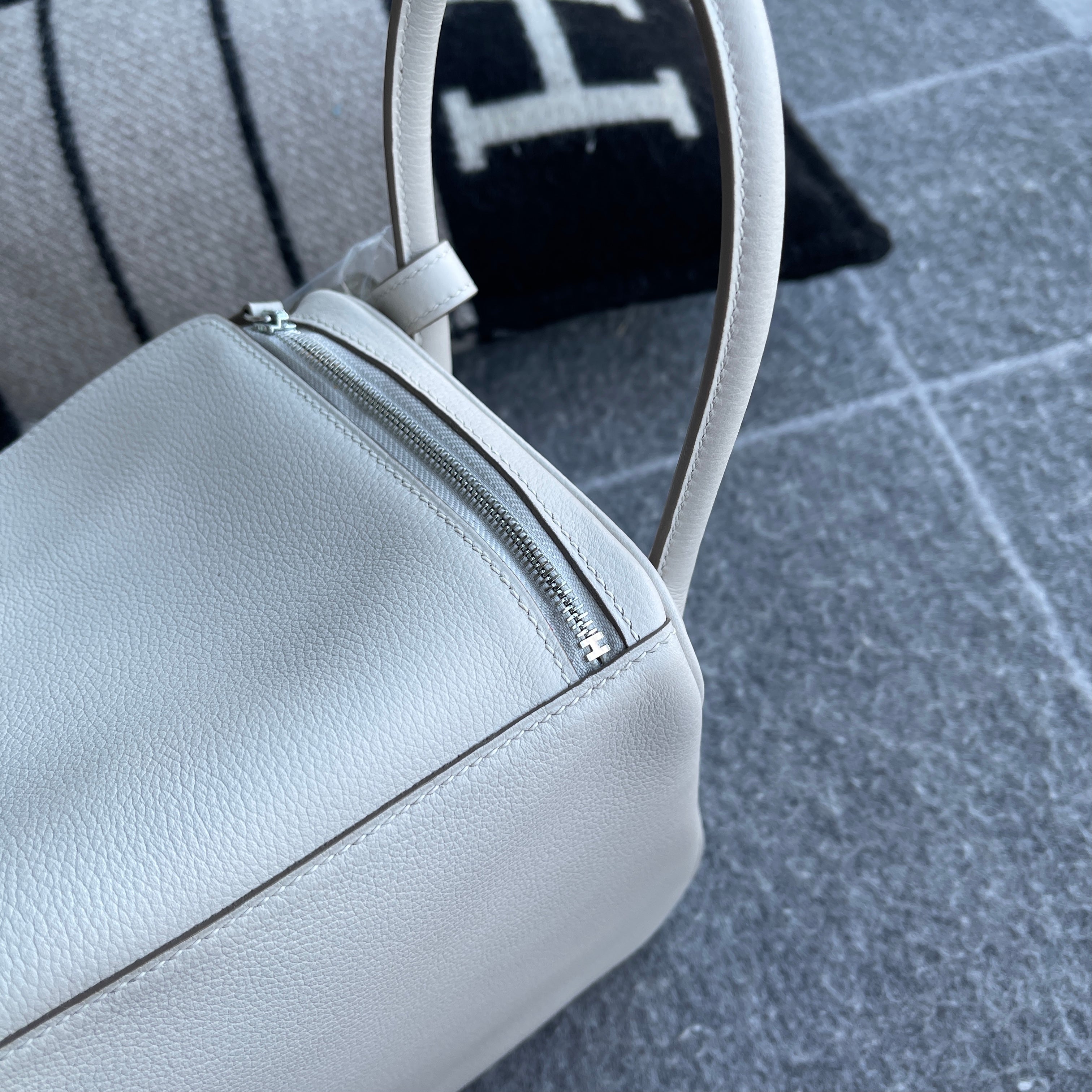 LINDY 26 CLEMENCE LEATHER PEARL GREY WITH PALLADIUM HARDWARE (PHW)