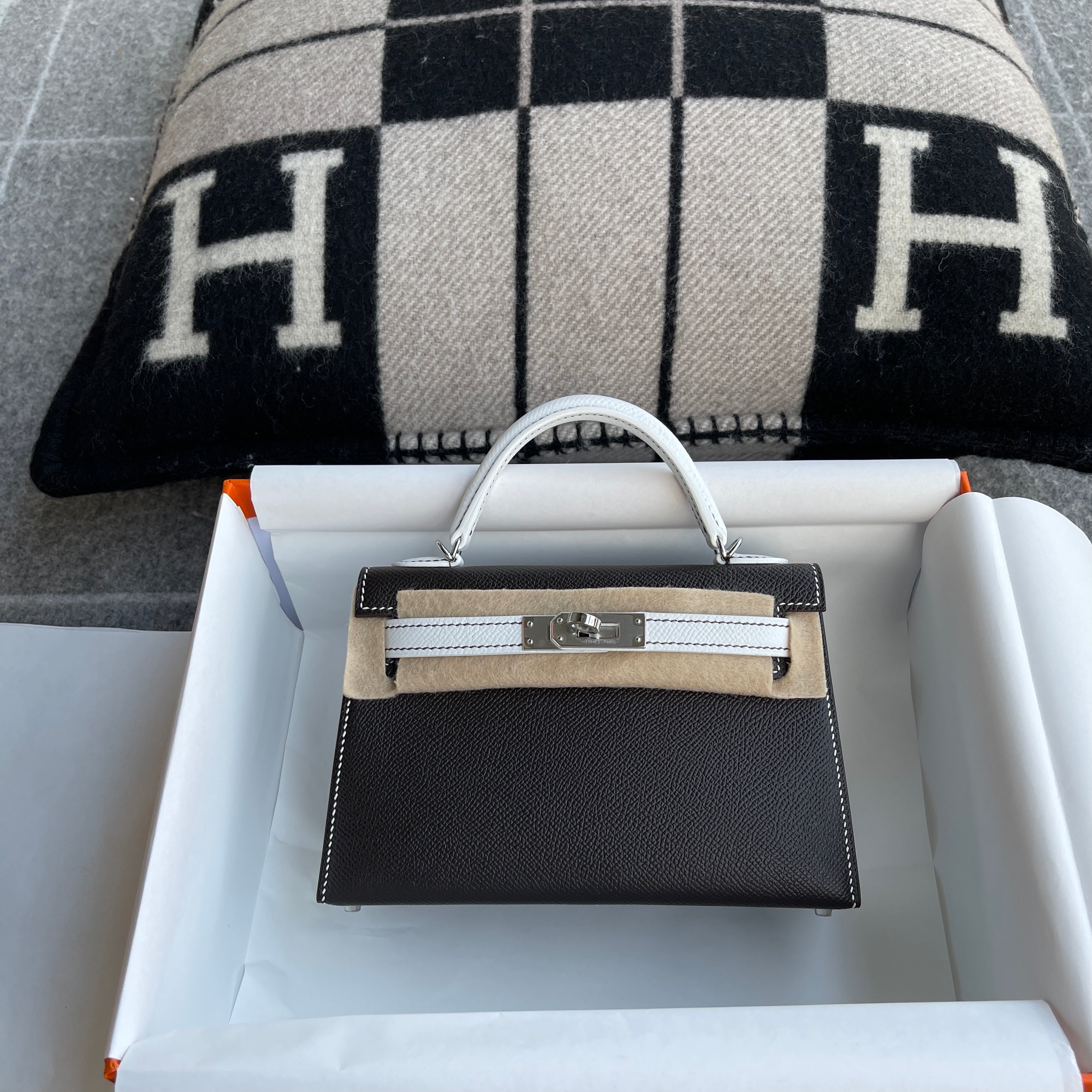 MINI KELLY II (20) EPSOM LEATHER HORSESHOE STAMP (HSS) BI-COLOR NOIR (BLACK) & BLANC WITH PALLADIUM HARDWARE (PHW)