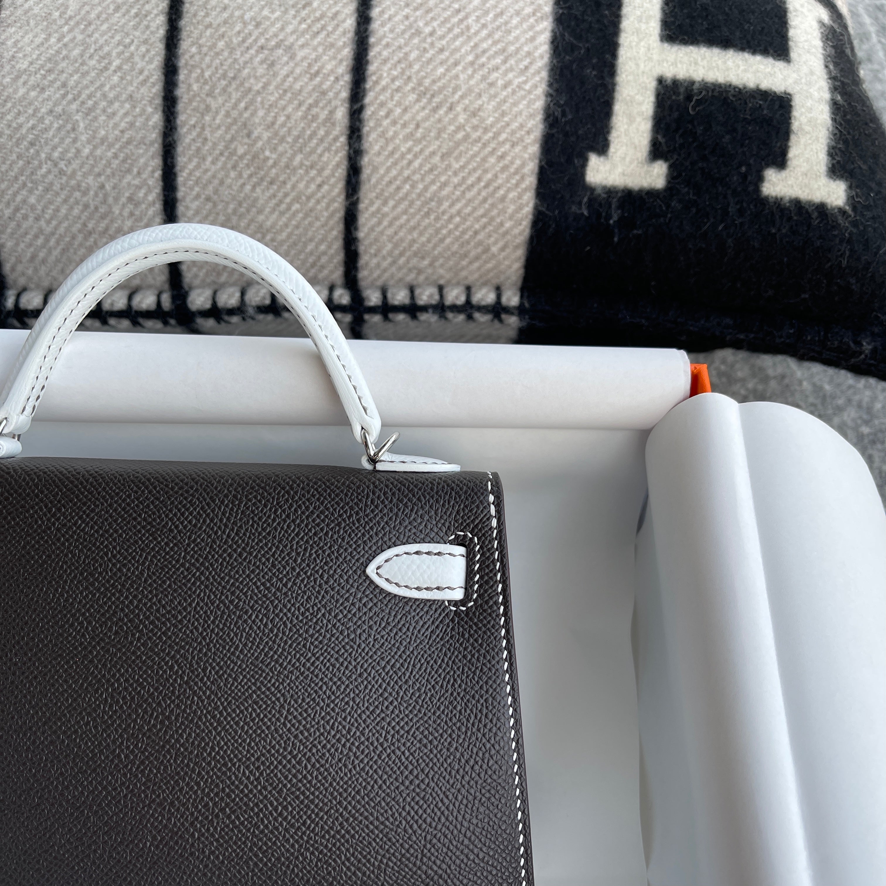 MINI KELLY II (20) EPSOM LEATHER HORSESHOE STAMP (HSS) BI-COLOR NOIR (BLACK) & BLANC WITH PALLADIUM HARDWARE (PHW)