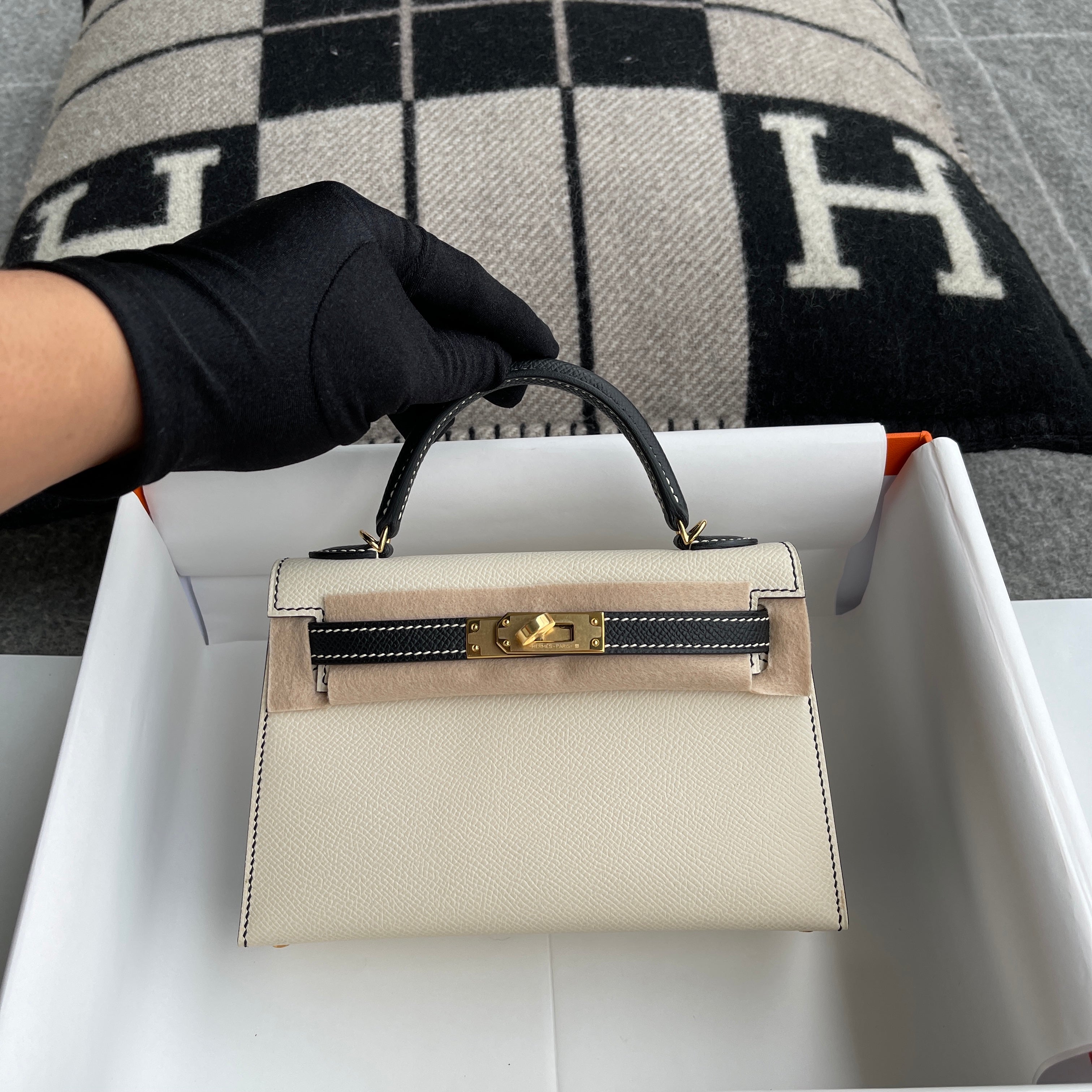 MINI KELLY II (20) EPSOM LEATHER HSS CRAIE & NOIR (BLACK) WITH GOLD HARDWARE (GHW)