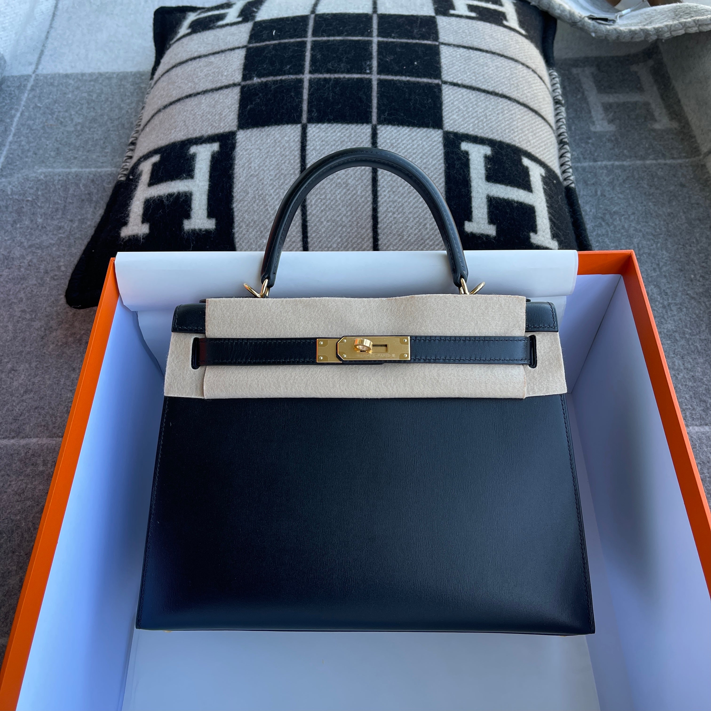 KELLY 28 BLACK BOX CALF LEATHER WITH GOLD HARDWARE (GHW)