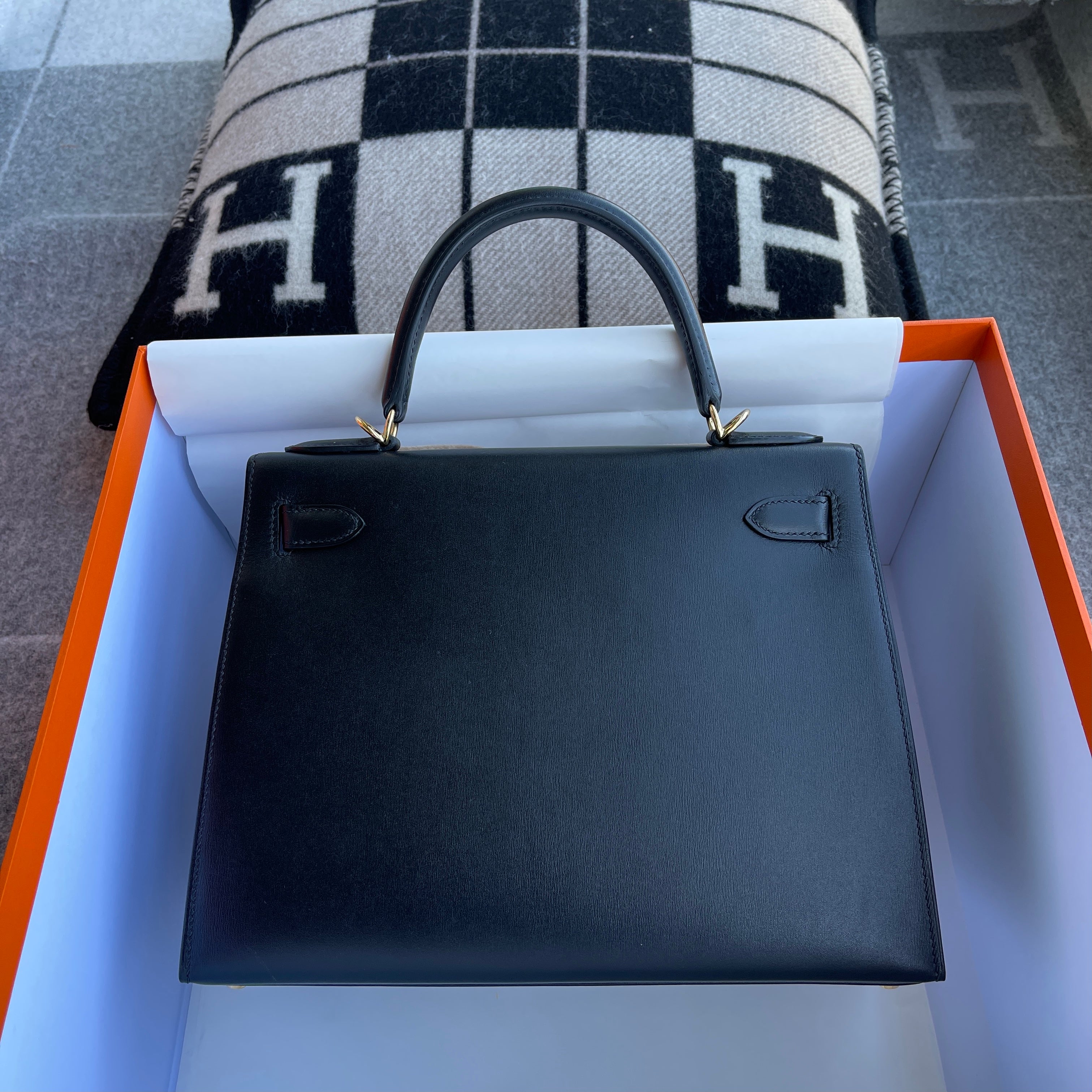 KELLY 28 BLACK BOX CALF LEATHER WITH GOLD HARDWARE (GHW)