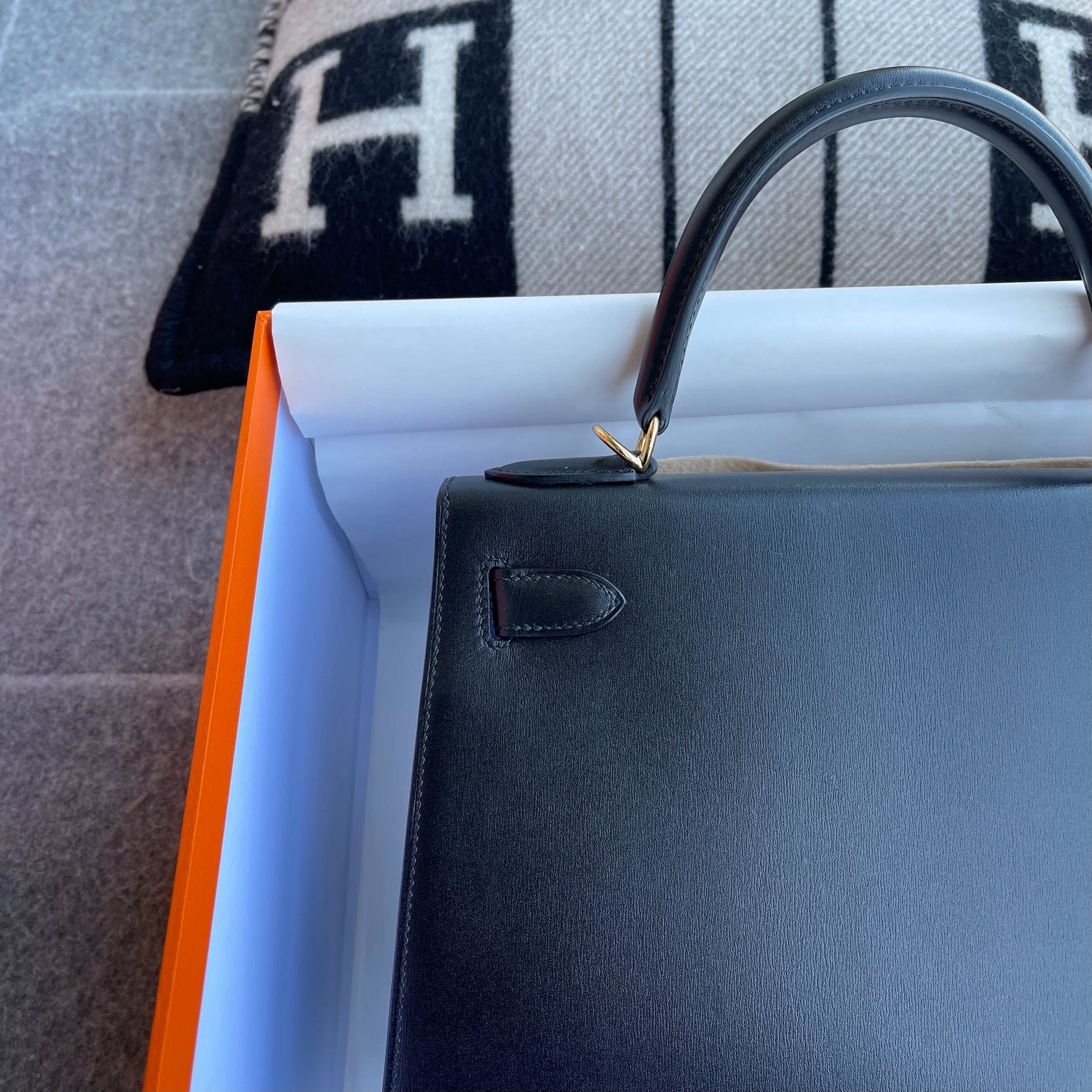 KELLY 28 BLACK BOX CALF LEATHER WITH GOLD HARDWARE (GHW)