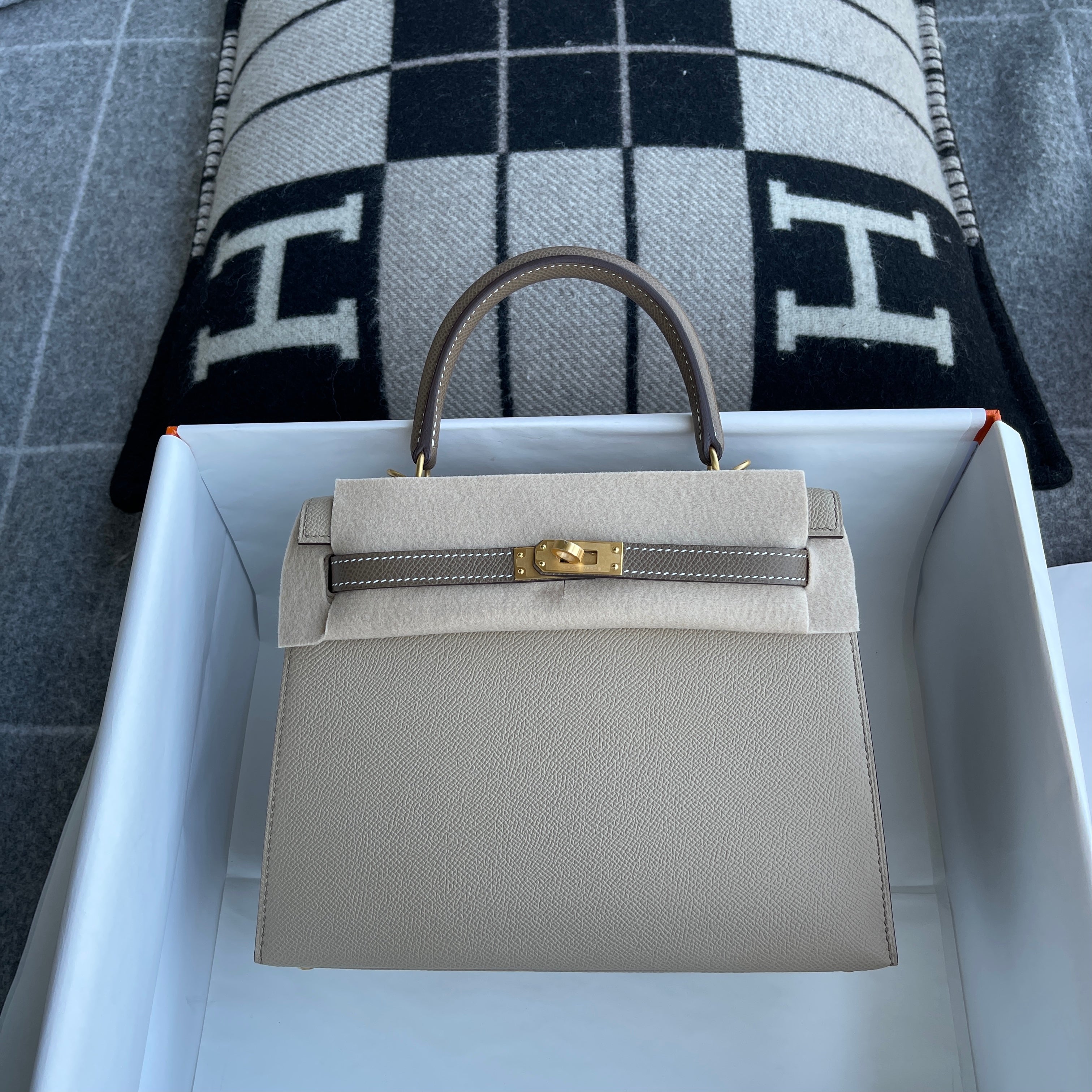 KELLY 25 EPSOM LEATHER HORSESHOE STAMP (HSS) BI-COLOR TRENCH & ETOUPE WITH BRUSHED GOLD HARDWARE (BGHW)