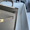 KELLY 25 EPSOM LEATHER HORSESHOE STAMP (HSS) BI-COLOR TRENCH & ETOUPE WITH BRUSHED GOLD HARDWARE (BGHW)