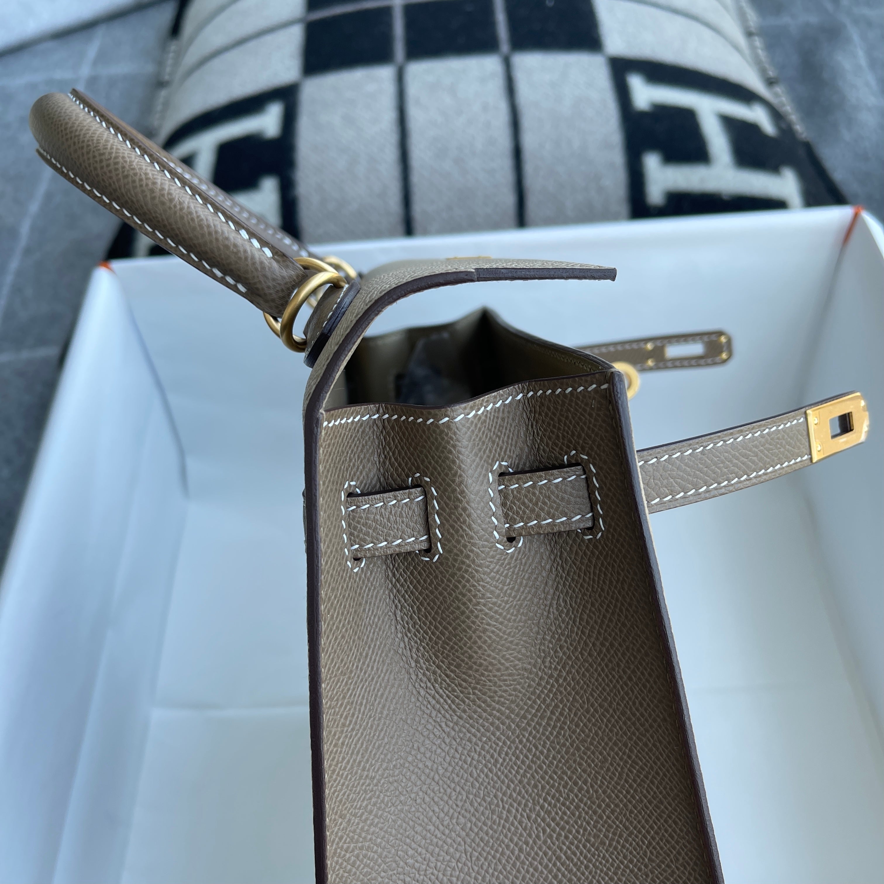 KELLY 25 EPSOM LEATHER HORSESHOE STAMP (HSS) BI-COLOR TRENCH & ETOUPE WITH BRUSHED GOLD HARDWARE (BGHW)