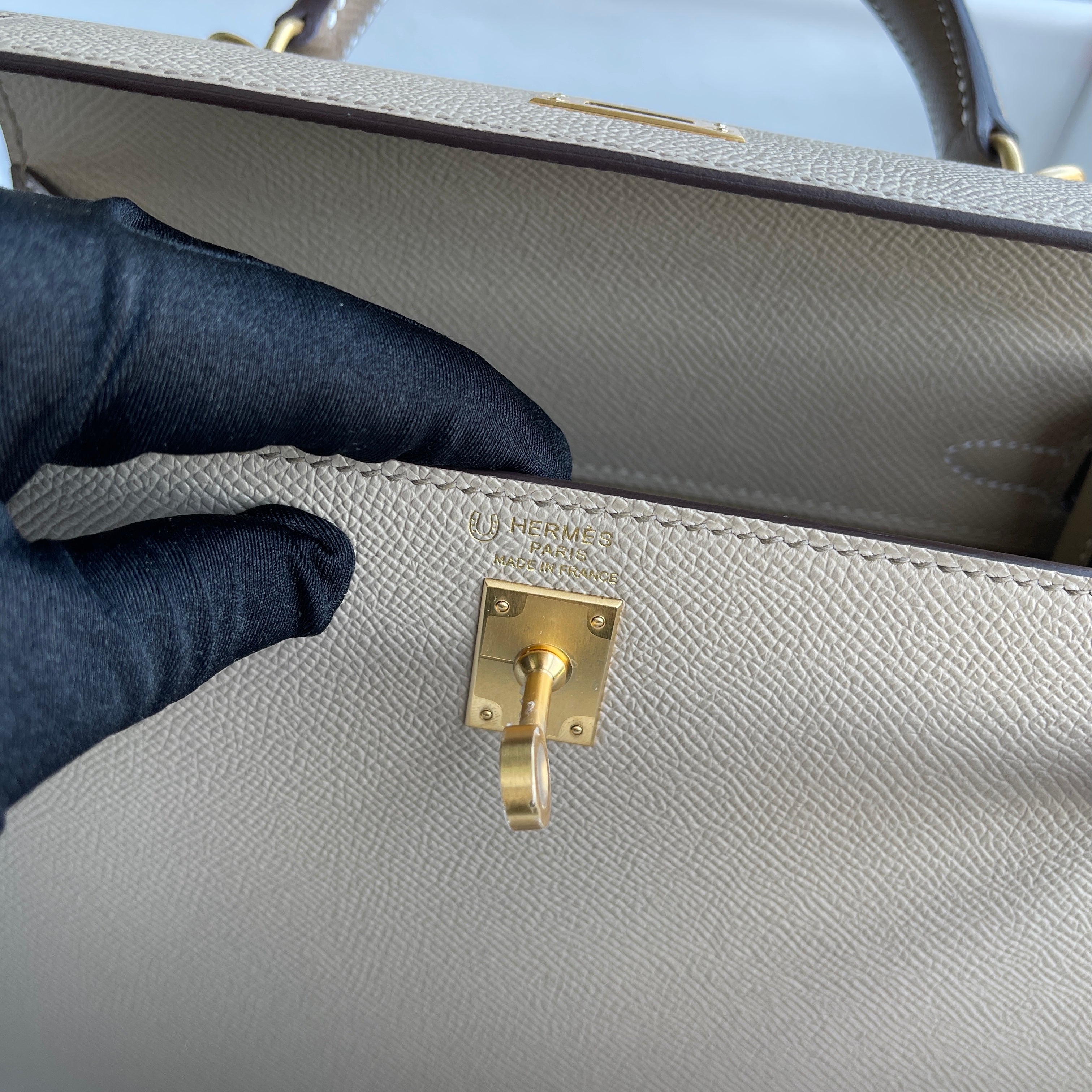KELLY 25 EPSOM LEATHER HORSESHOE STAMP (HSS) BI-COLOR TRENCH & ETOUPE WITH BRUSHED GOLD HARDWARE (BGHW)
