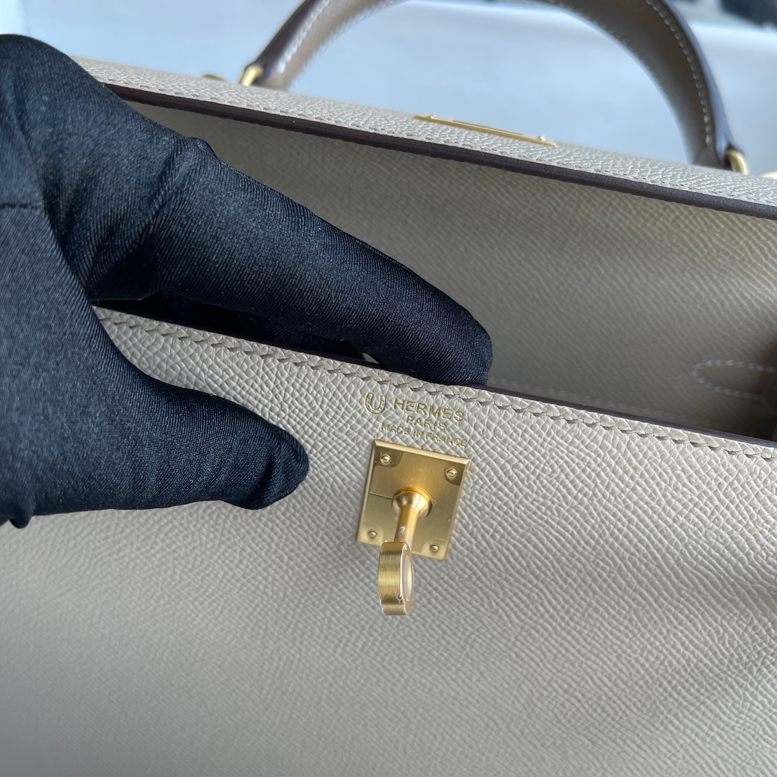 KELLY 25 EPSOM LEATHER HORSESHOE STAMP (HSS) BI-COLOR TRENCH & ETOUPE WITH BRUSHED GOLD HARDWARE (BGHW)