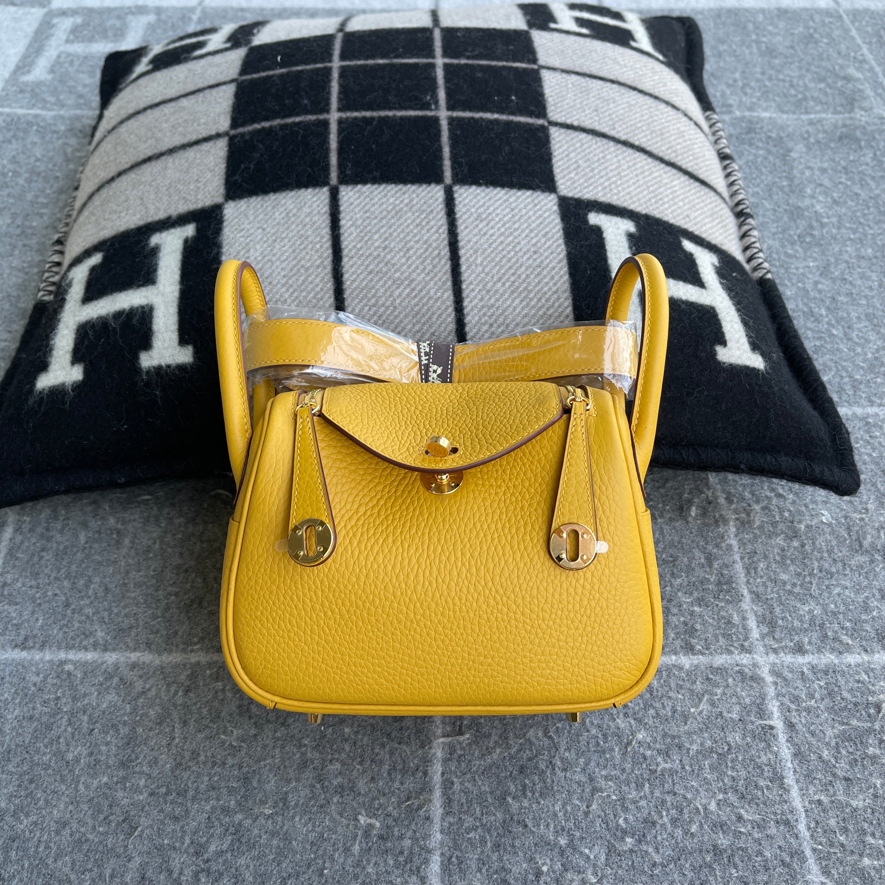 MINI LINDY 20 CLEMENCE LEATHER JAUNE AMBRE WITH GOLD HARDWARE (GHW)
