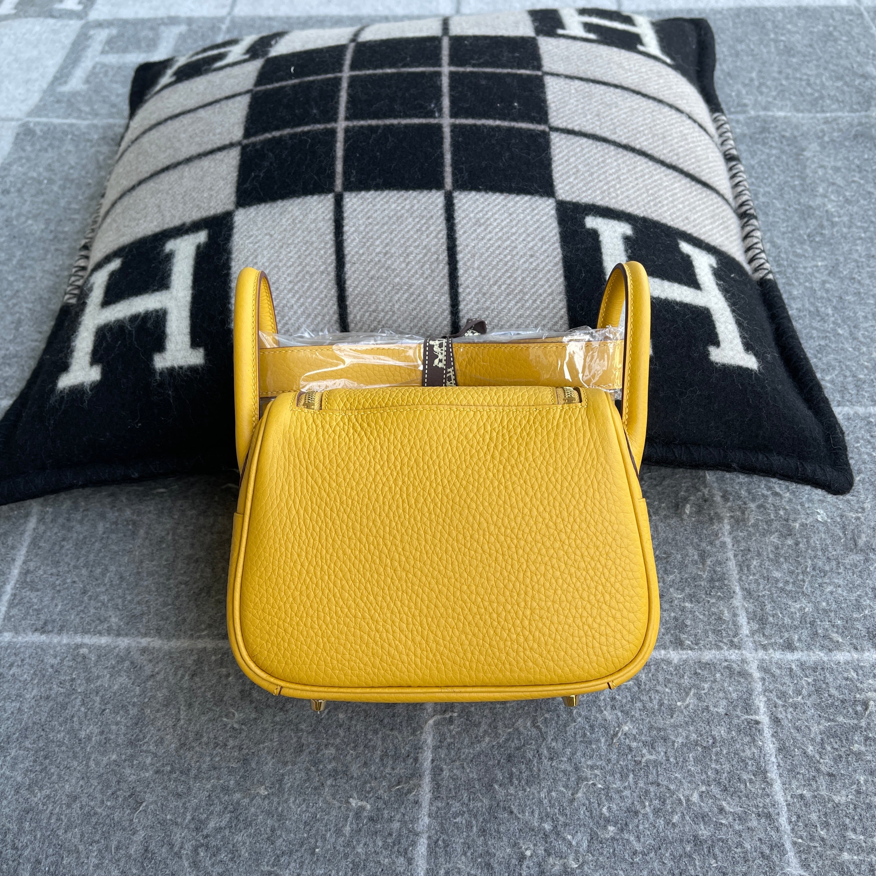 MINI LINDY 20 CLEMENCE LEATHER JAUNE AMBRE WITH GOLD HARDWARE (GHW)