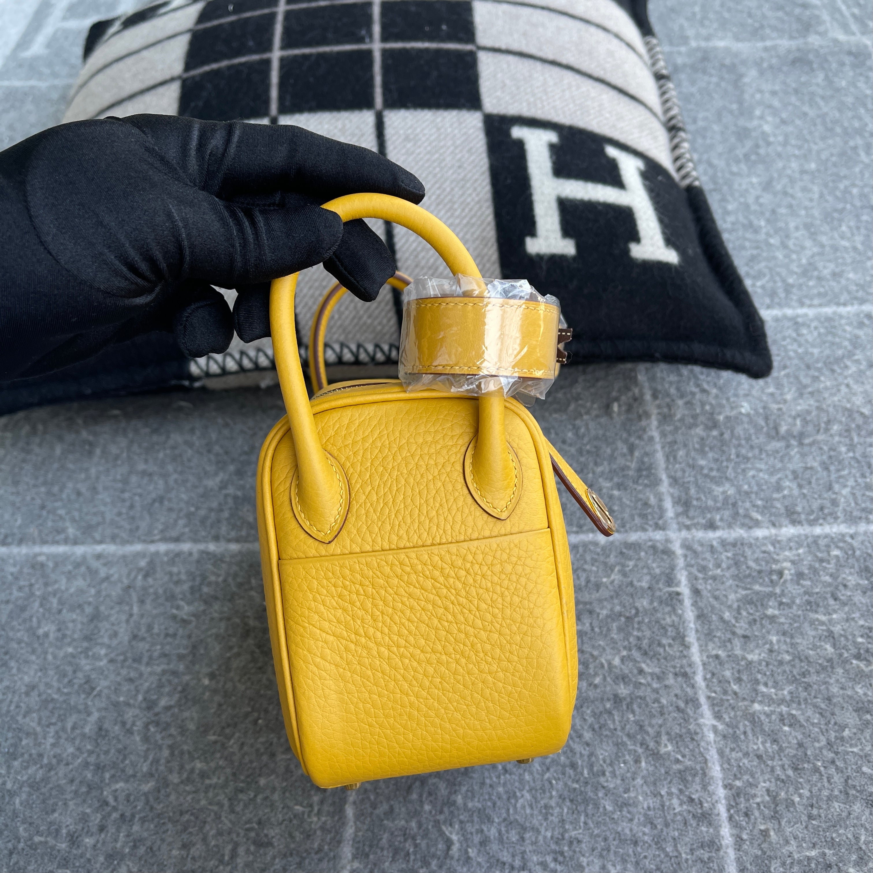 MINI LINDY 20 CLEMENCE LEATHER JAUNE AMBRE WITH GOLD HARDWARE (GHW)
