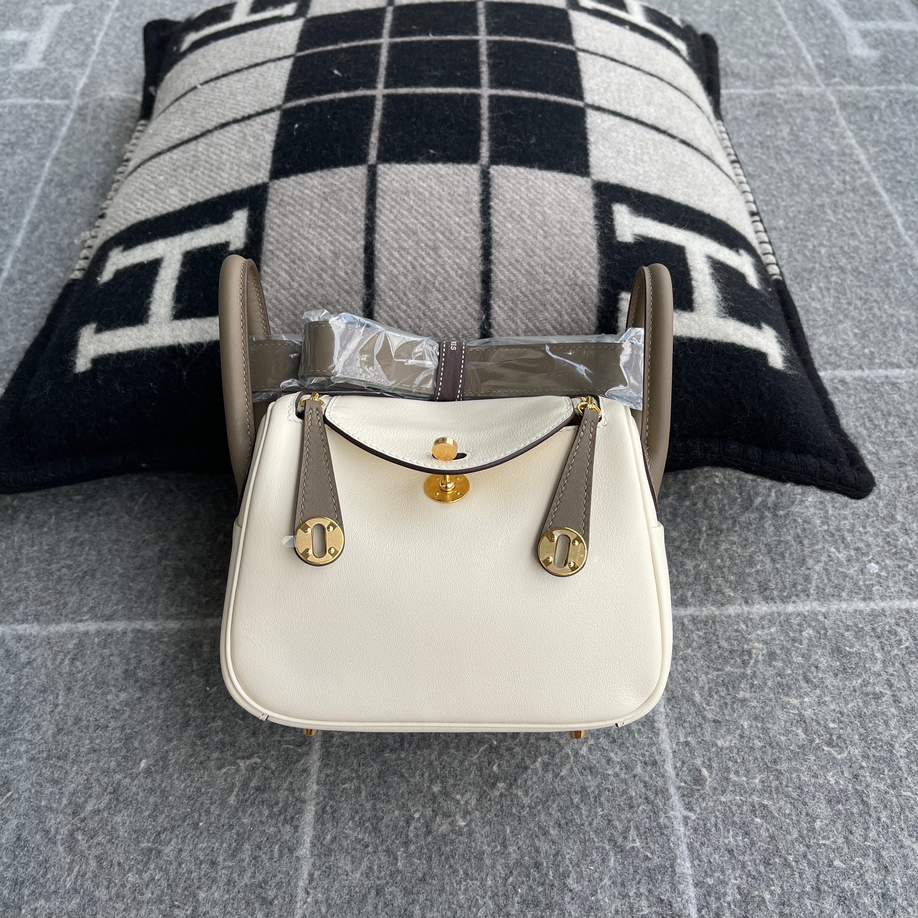MINI LINDY 20 SWIFT LEATHER HORSESHOE STAMP (HSS) BI-COLOR NATA & GRIS WITH GOLD HARDWARE (GHW)