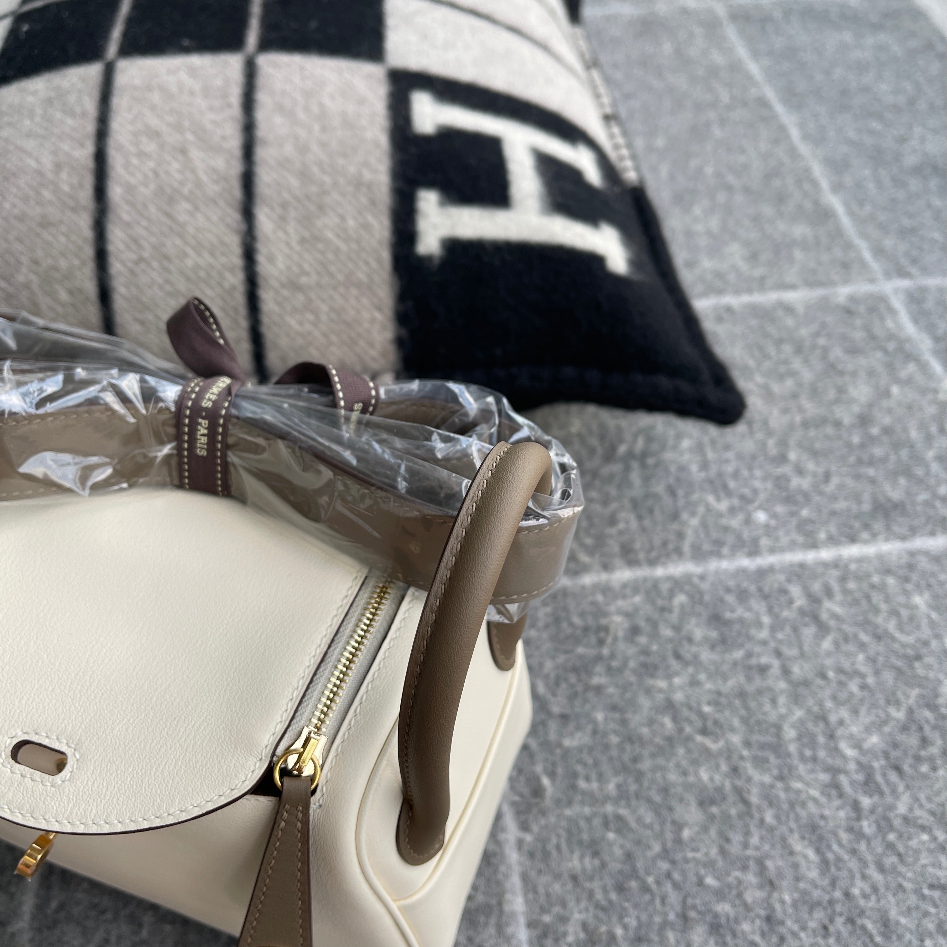 MINI LINDY 20 SWIFT LEATHER HORSESHOE STAMP (HSS) BI-COLOR NATA & GRIS WITH GOLD HARDWARE (GHW)