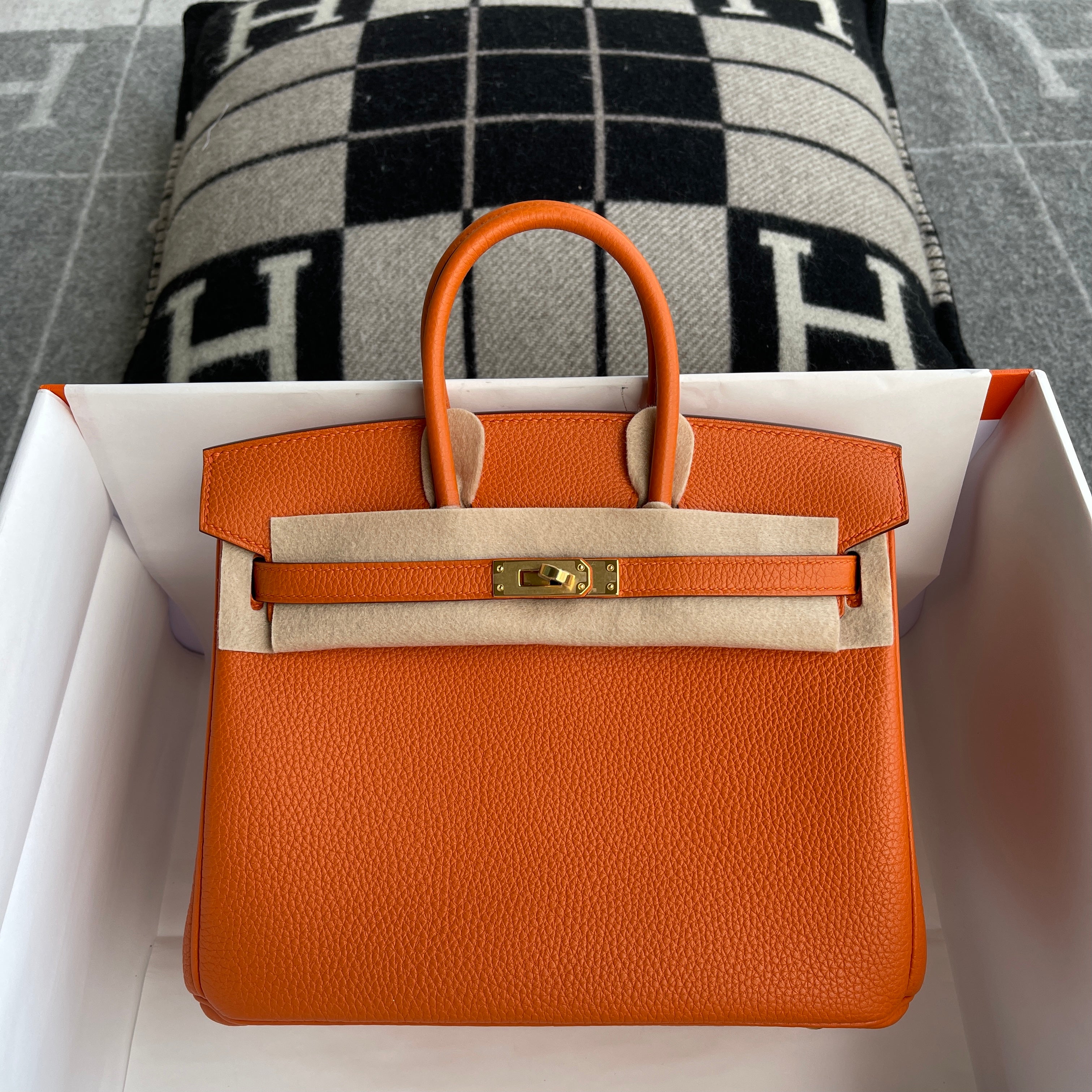 BIRKIN 25 TOGO LEATHER ORANGE WITH GOLD HARDWARE (GHW)