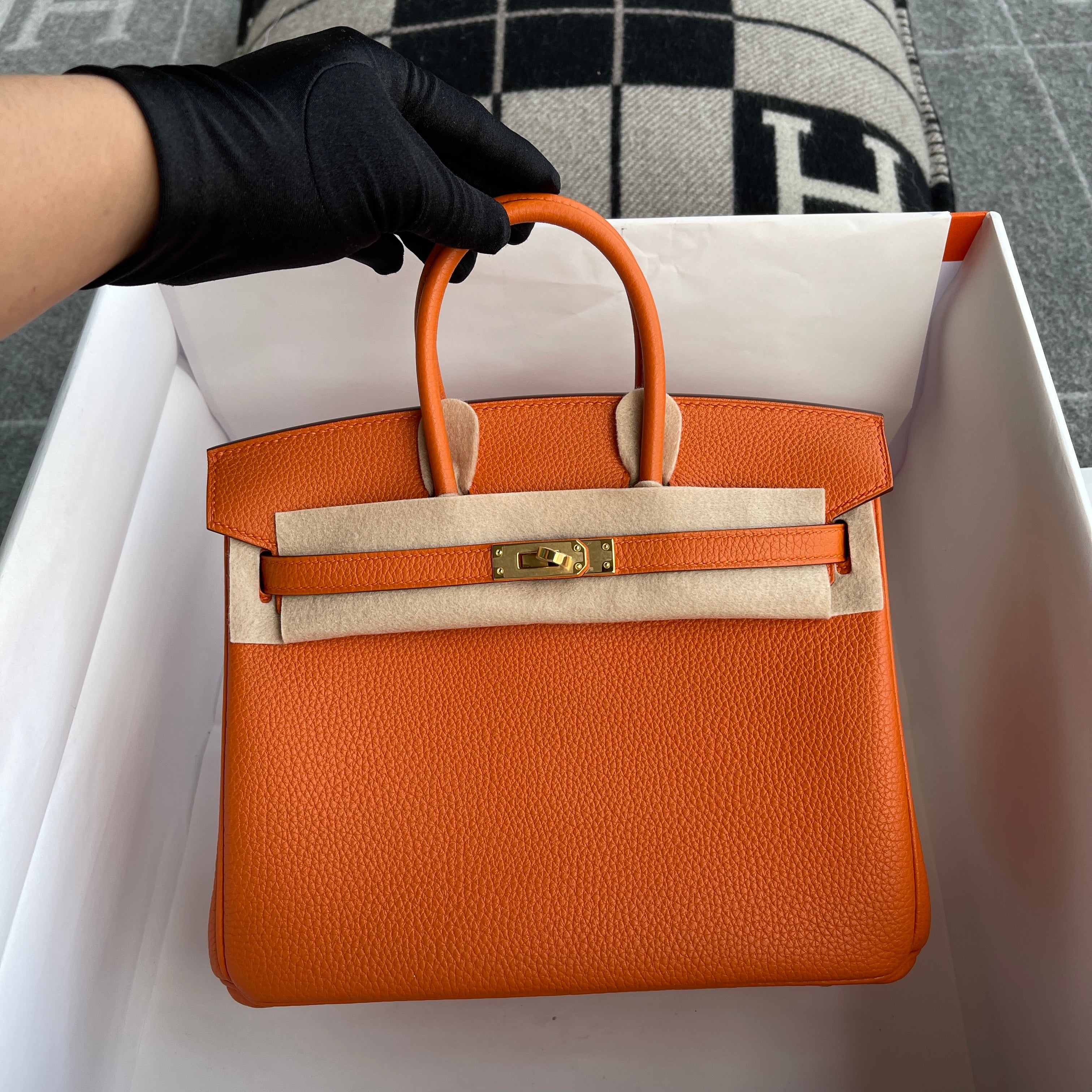 BIRKIN 25 TOGO LEATHER ORANGE WITH GOLD HARDWARE (GHW)