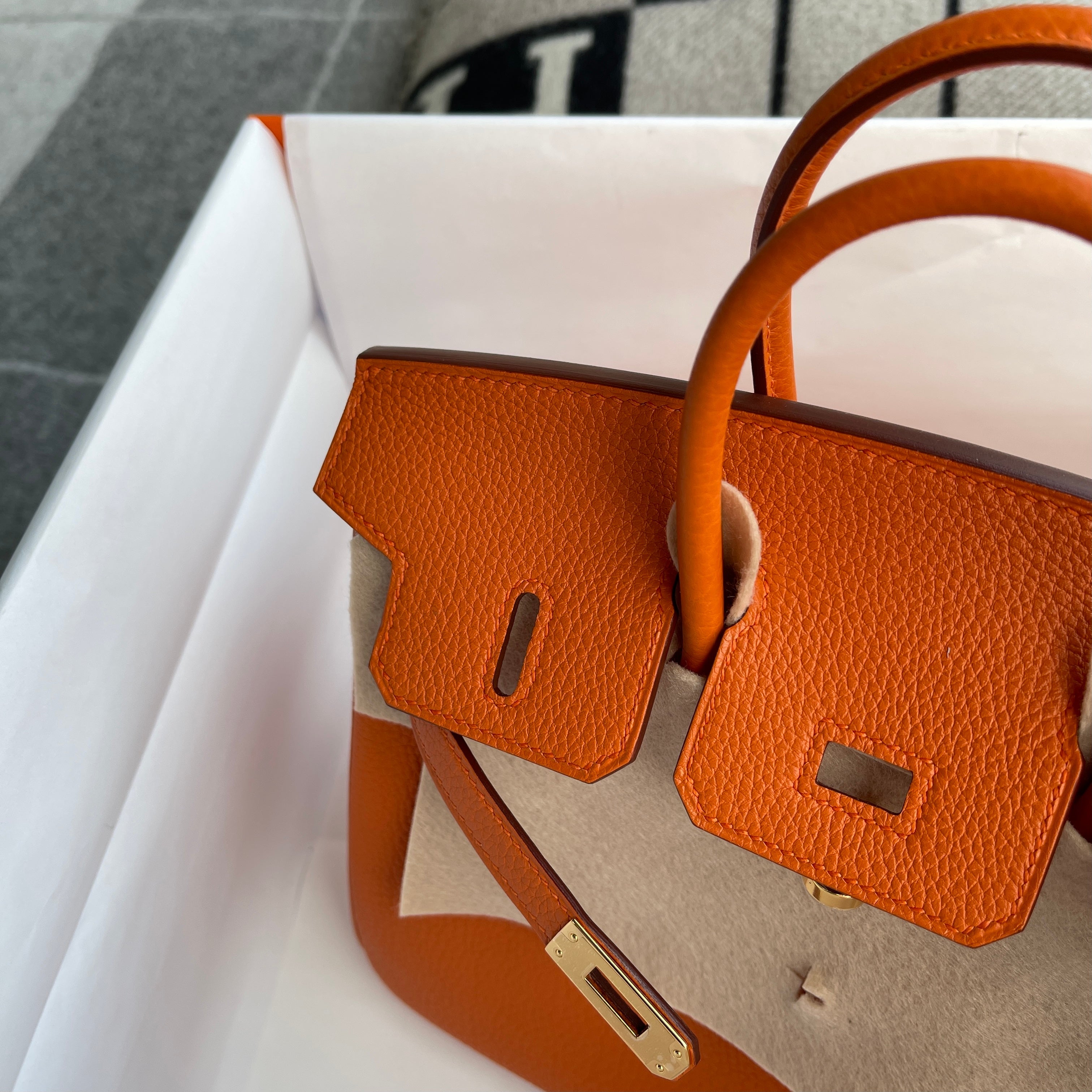 BIRKIN 25 TOGO LEATHER ORANGE WITH GOLD HARDWARE (GHW)