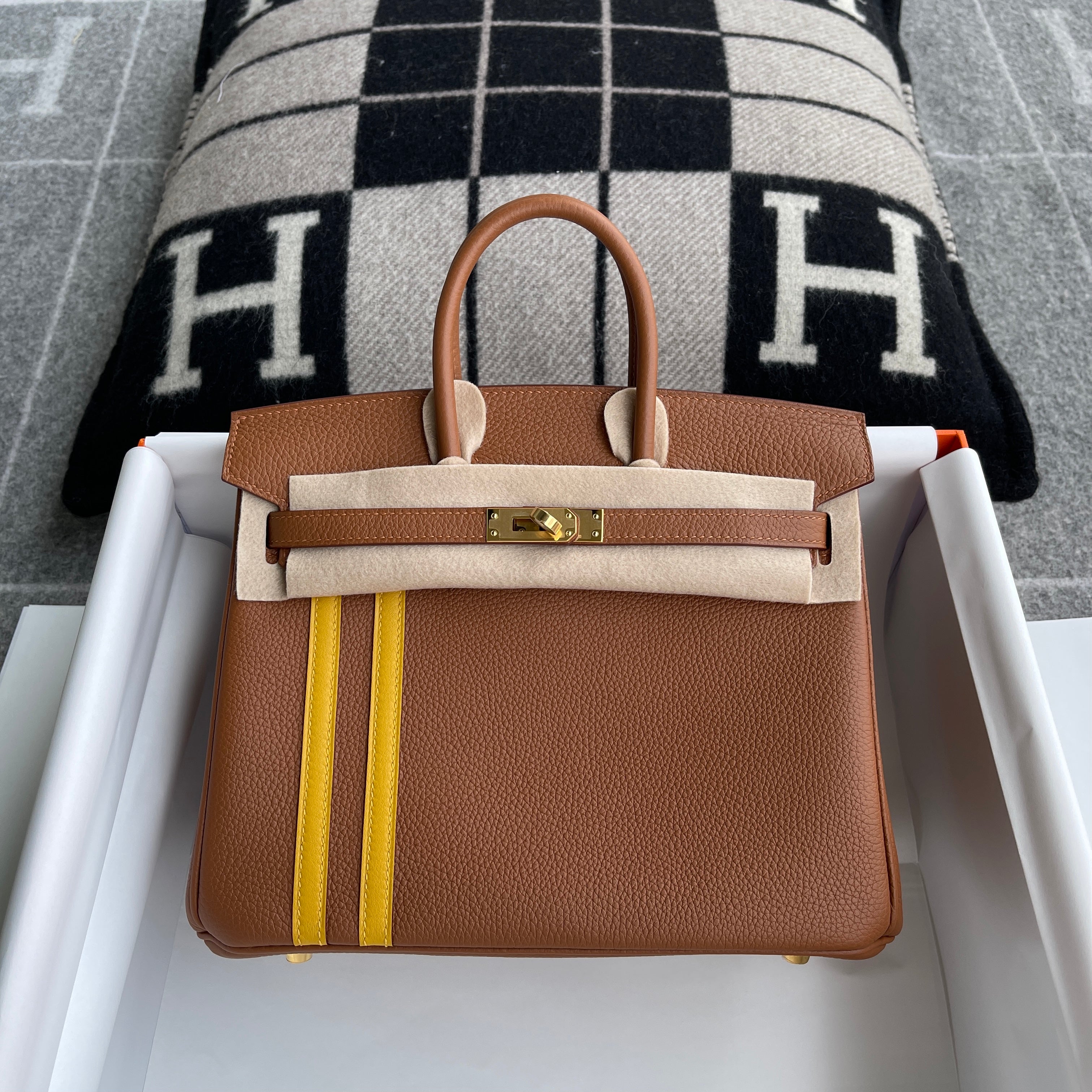 BIRKIN 25 TOGO/SWIFT LEATHER OFFICIER GOLD/JAUNE AMBRE WITH GOLD HARDWARE (GHW)