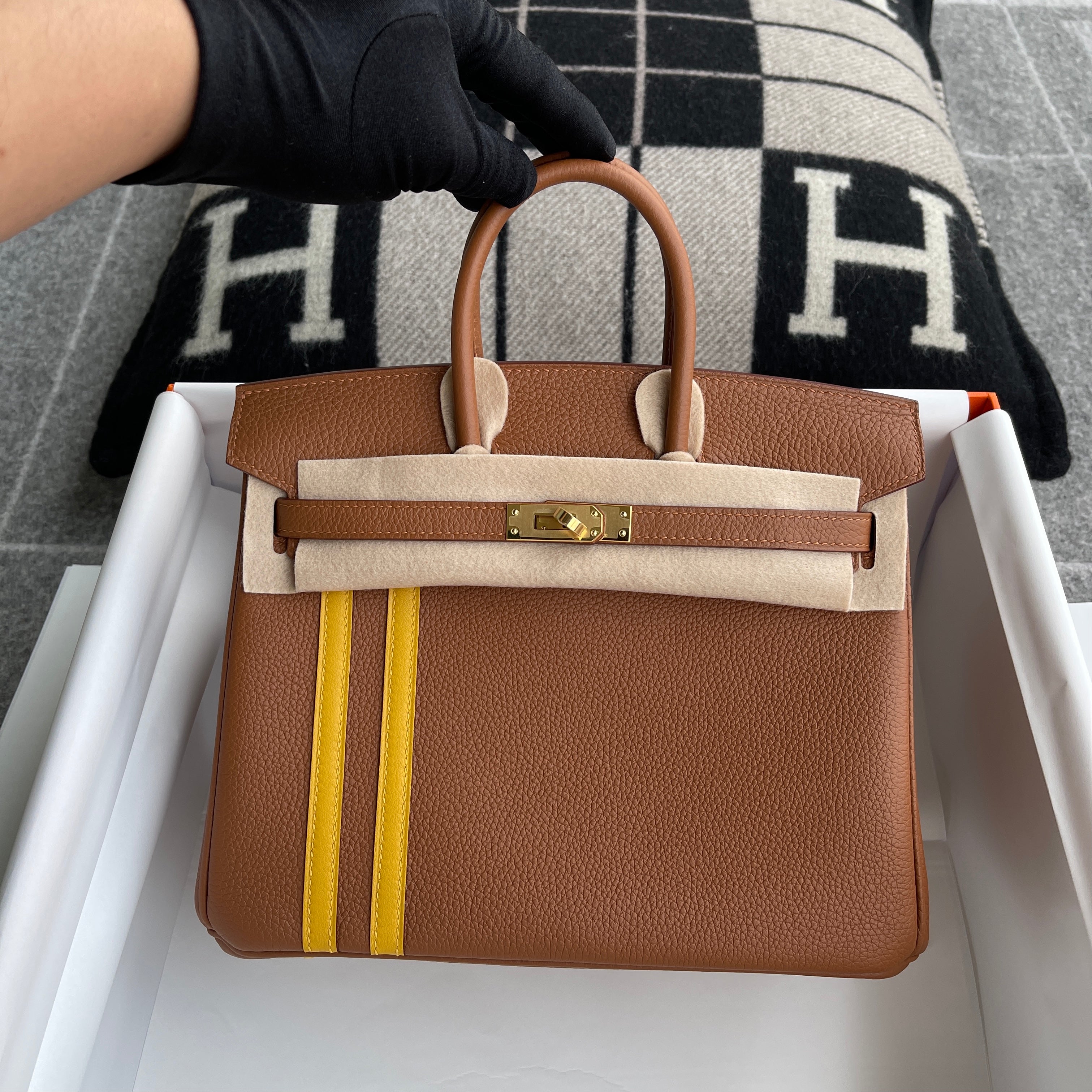 BIRKIN 25 TOGO/SWIFT LEATHER OFFICIER GOLD/JAUNE AMBRE WITH GOLD HARDWARE (GHW)