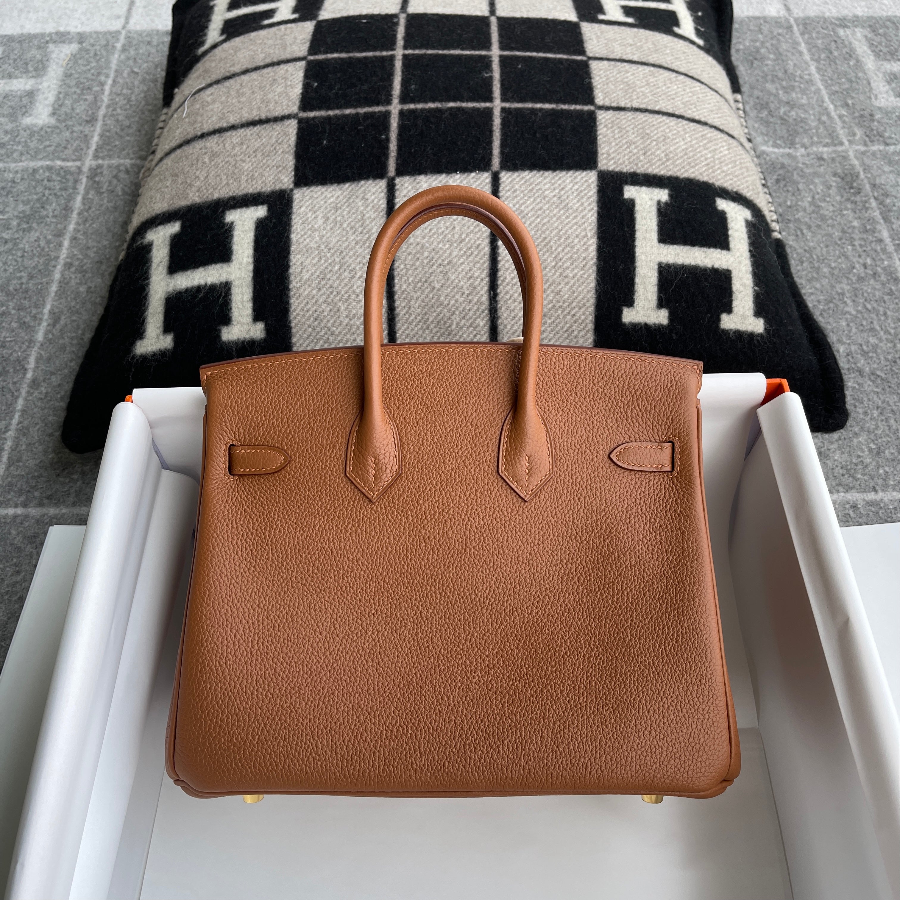 BIRKIN 25 TOGO/SWIFT LEATHER OFFICIER GOLD/JAUNE AMBRE WITH GOLD HARDWARE (GHW)